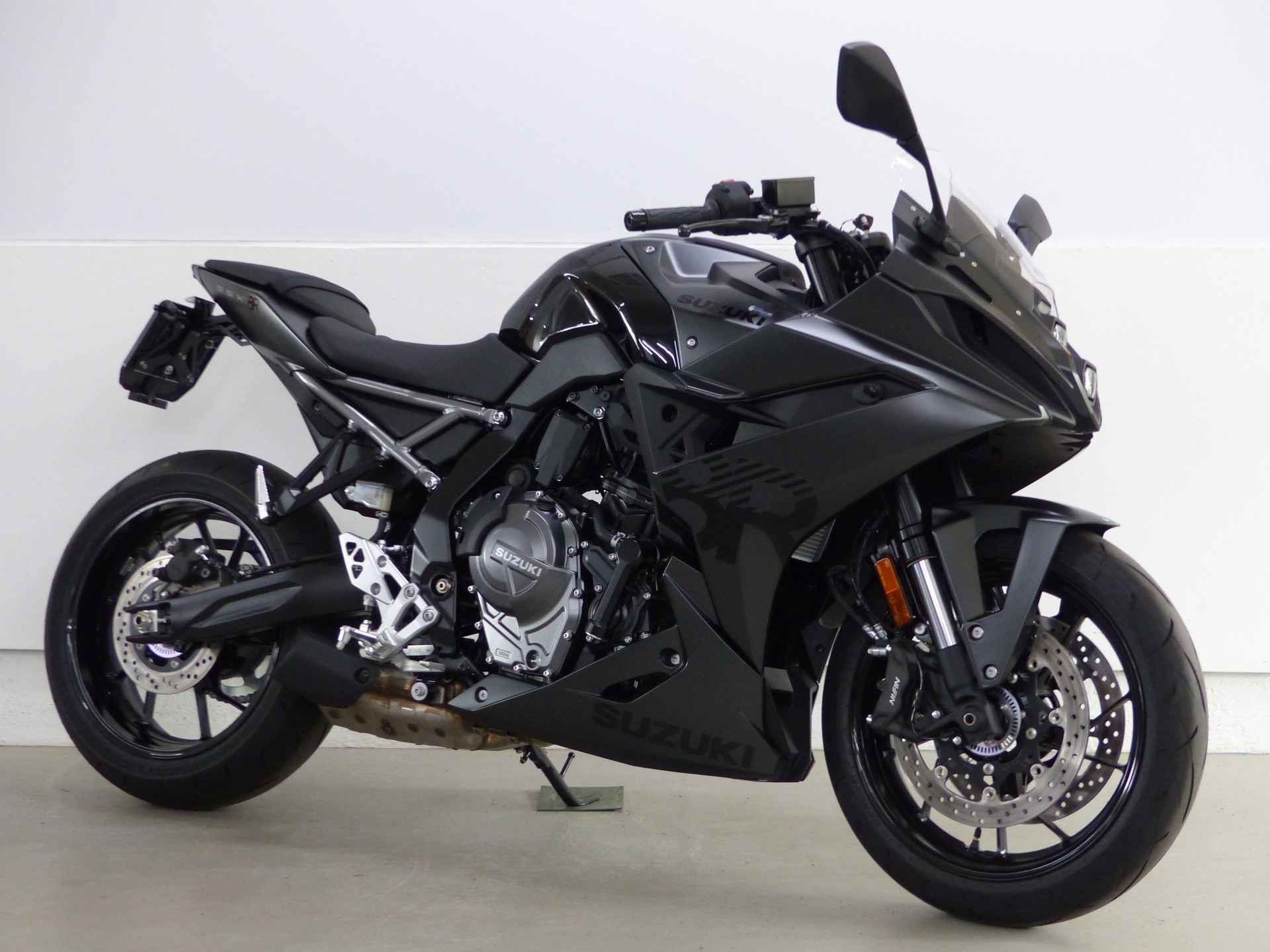SUZUKI GSX-8R ABS 35kW mit Zubehör-showroom-element-1