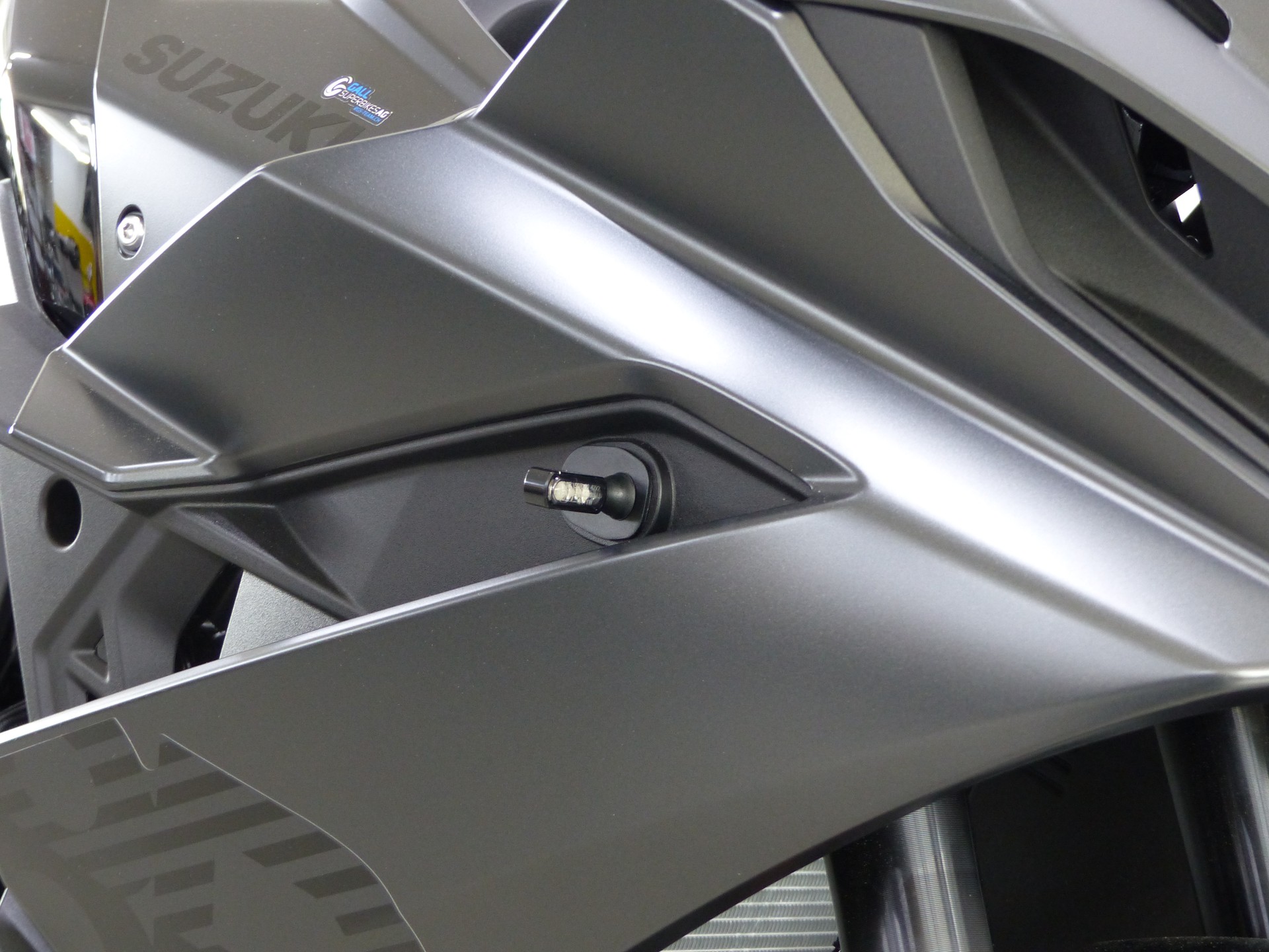 SUZUKI GSX-8R ABS 35kW mit Zubehör-showroom-element-2