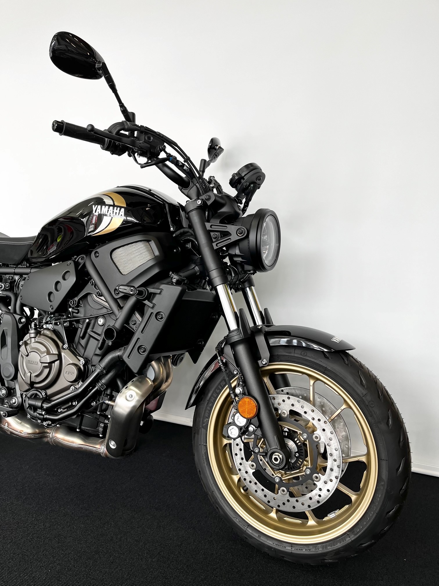 YAMAHA XSR 700-showroom-element-2