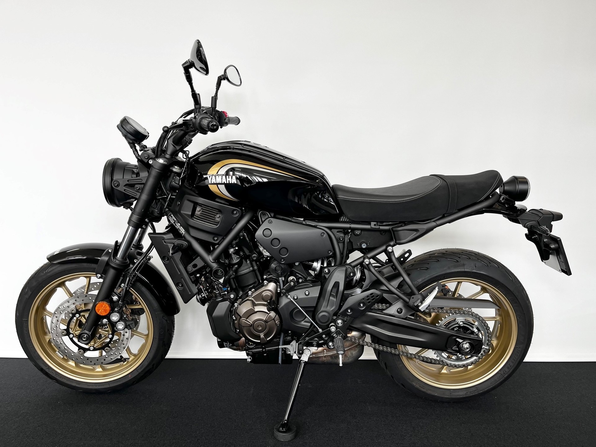 YAMAHA XSR 700-showroom-element-1