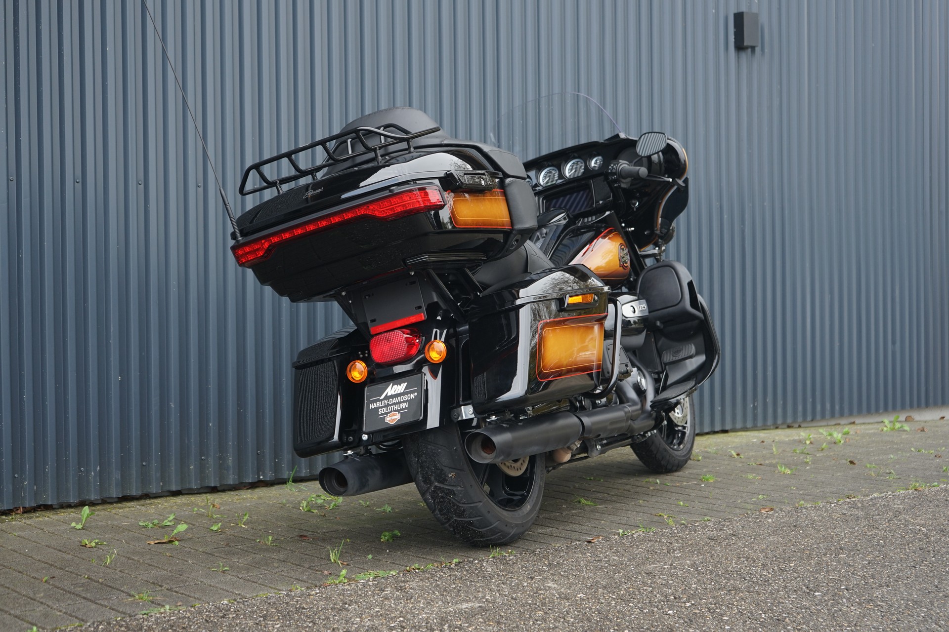 HARLEY-DAVIDSON FLHTK Electra Glide Ultra Limited Black Finish114-showroom-element-3