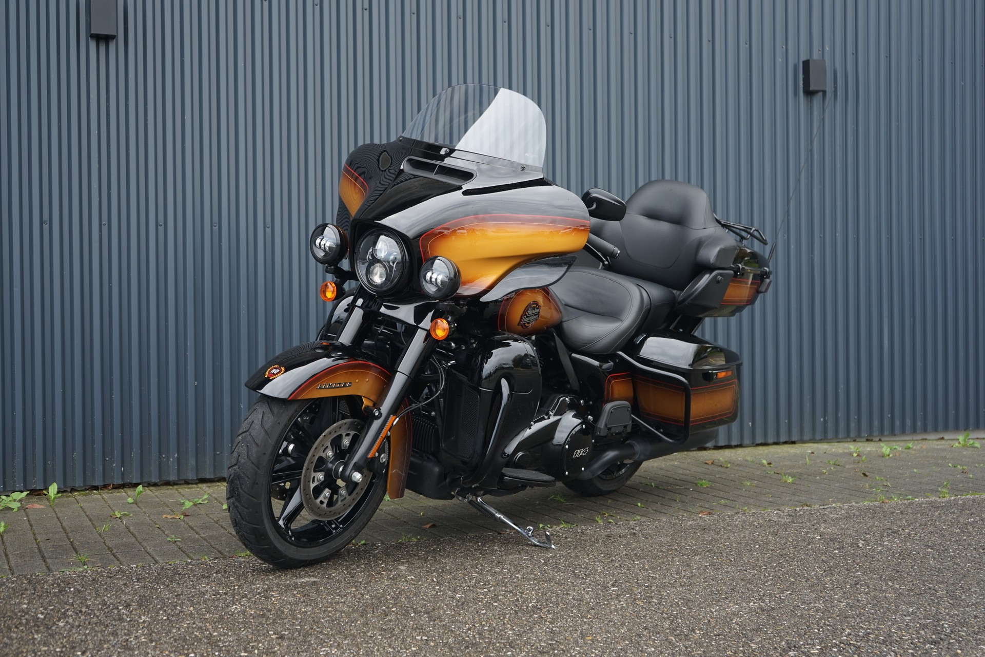 HARLEY-DAVIDSON FLHTK Electra Glide Ultra Limited Black Finish114-showroom-element-1