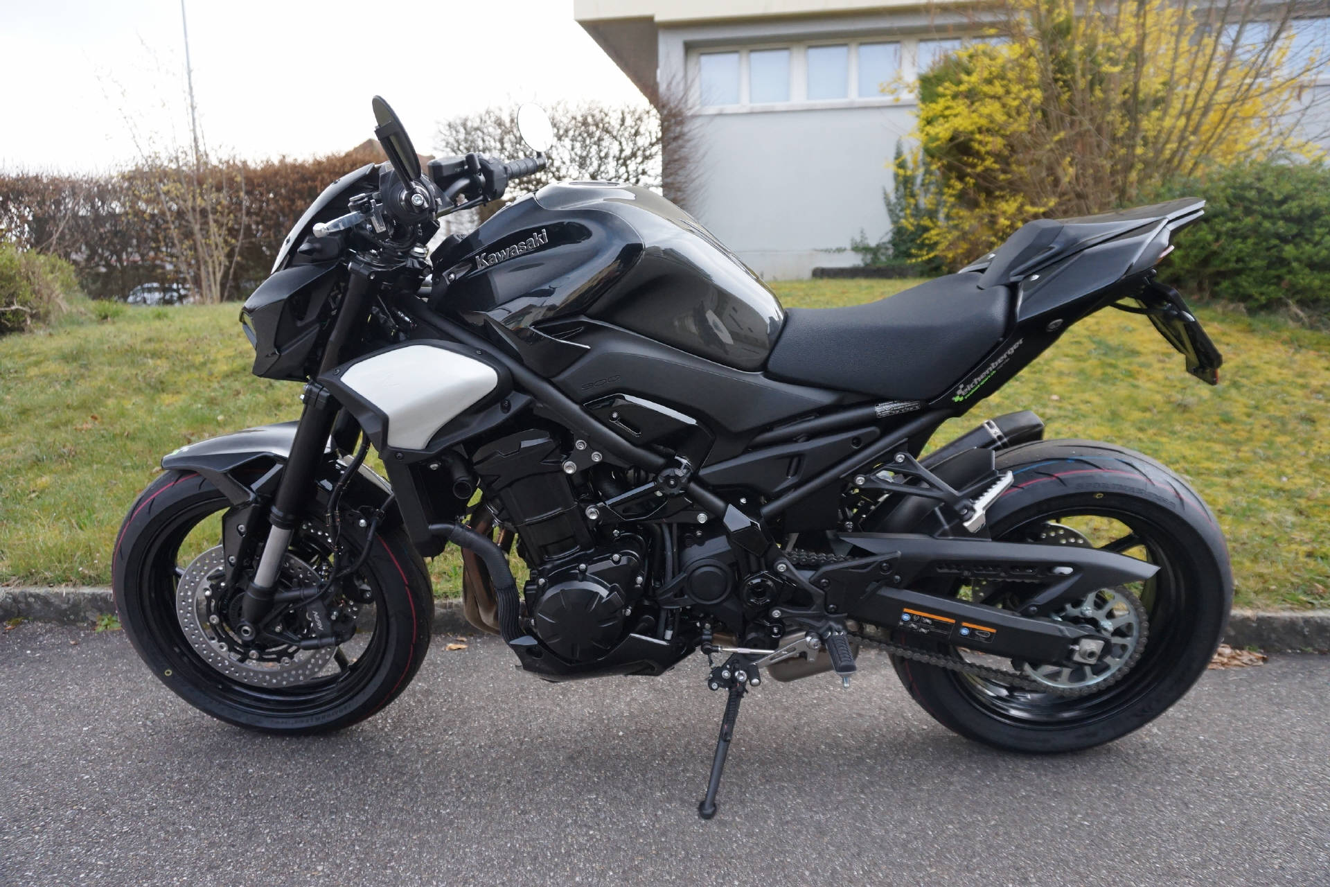 KAWASAKI Z 900 ABS mit Akrapovic Karbon Auspuff-showroom-element-1