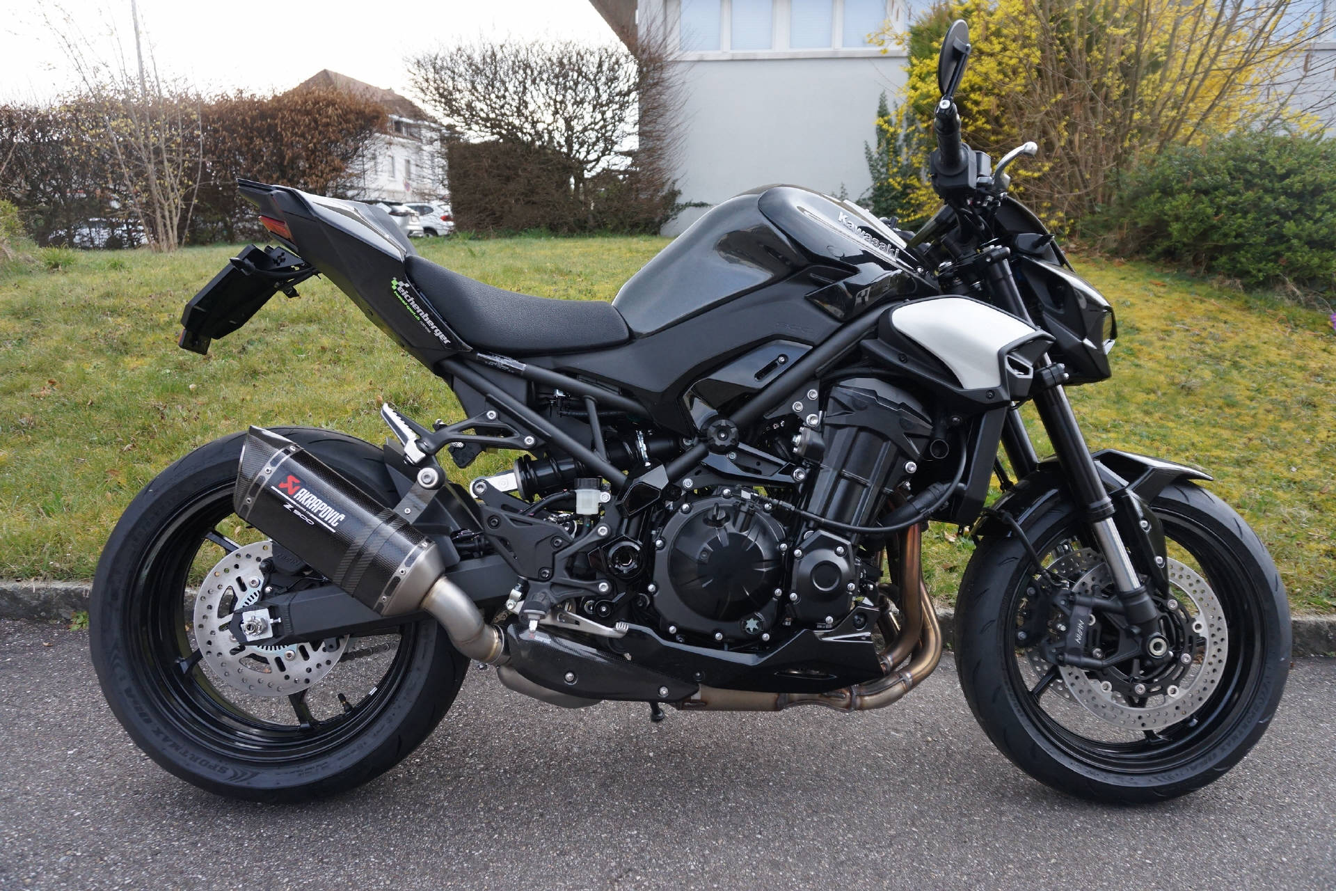 KAWASAKI Z 900 ABS mit Akrapovic Karbon Auspuff-showroom-element-3