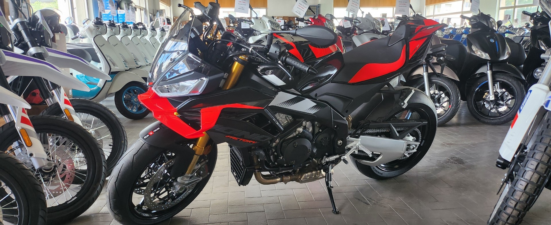 APRILIA Tuono V4 1100 E5+ Factory-showroom-element-2