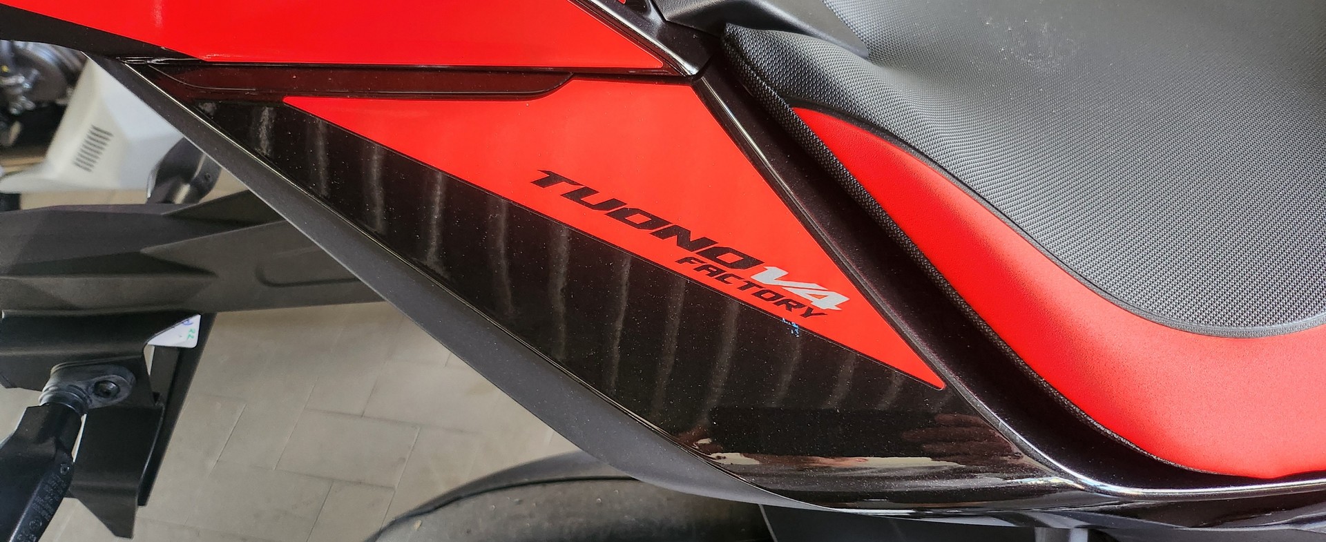 APRILIA Tuono V4 1100 E5+ Factory-showroom-element-1