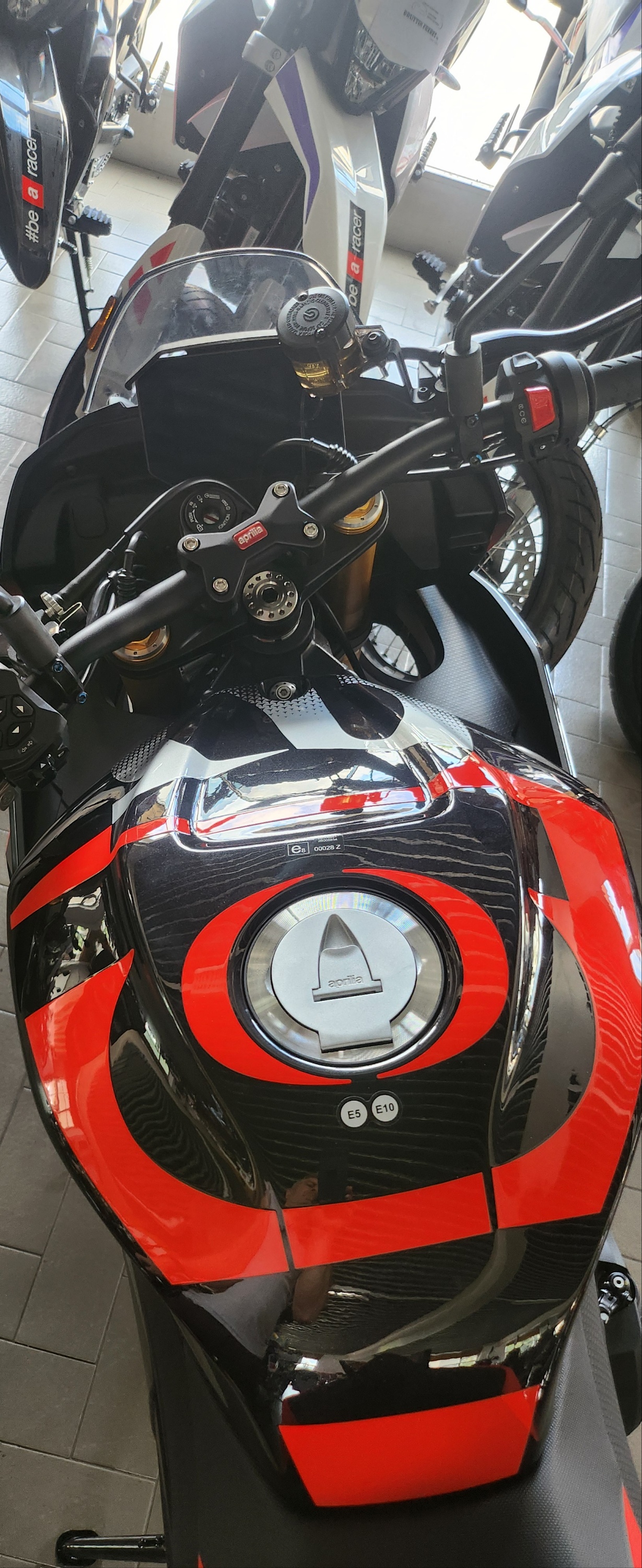 APRILIA Tuono V4 1100 E5+ Factory-showroom-element-3