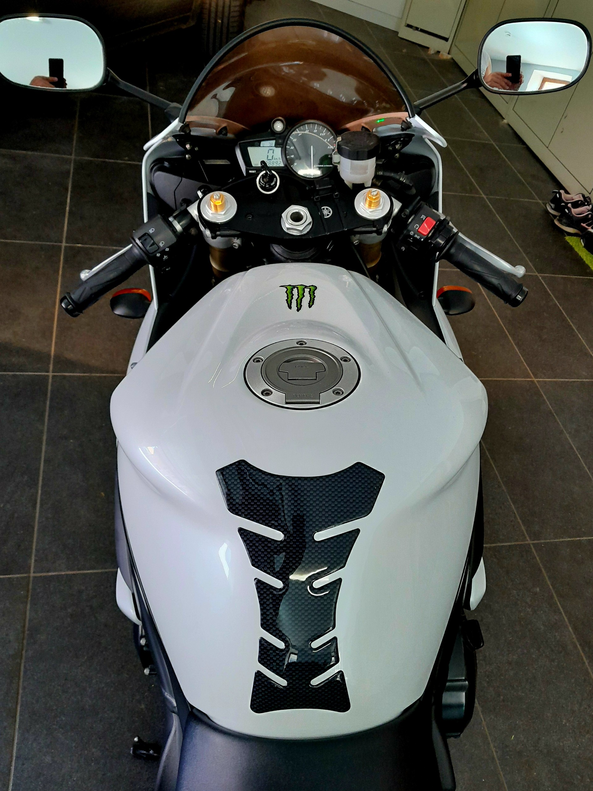 YAMAHA YZF-R1-image-3