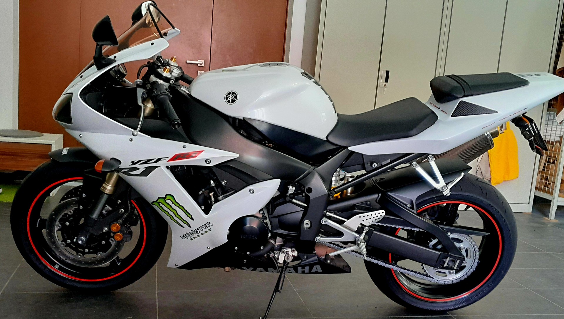 YAMAHA YZF-R1-image-1