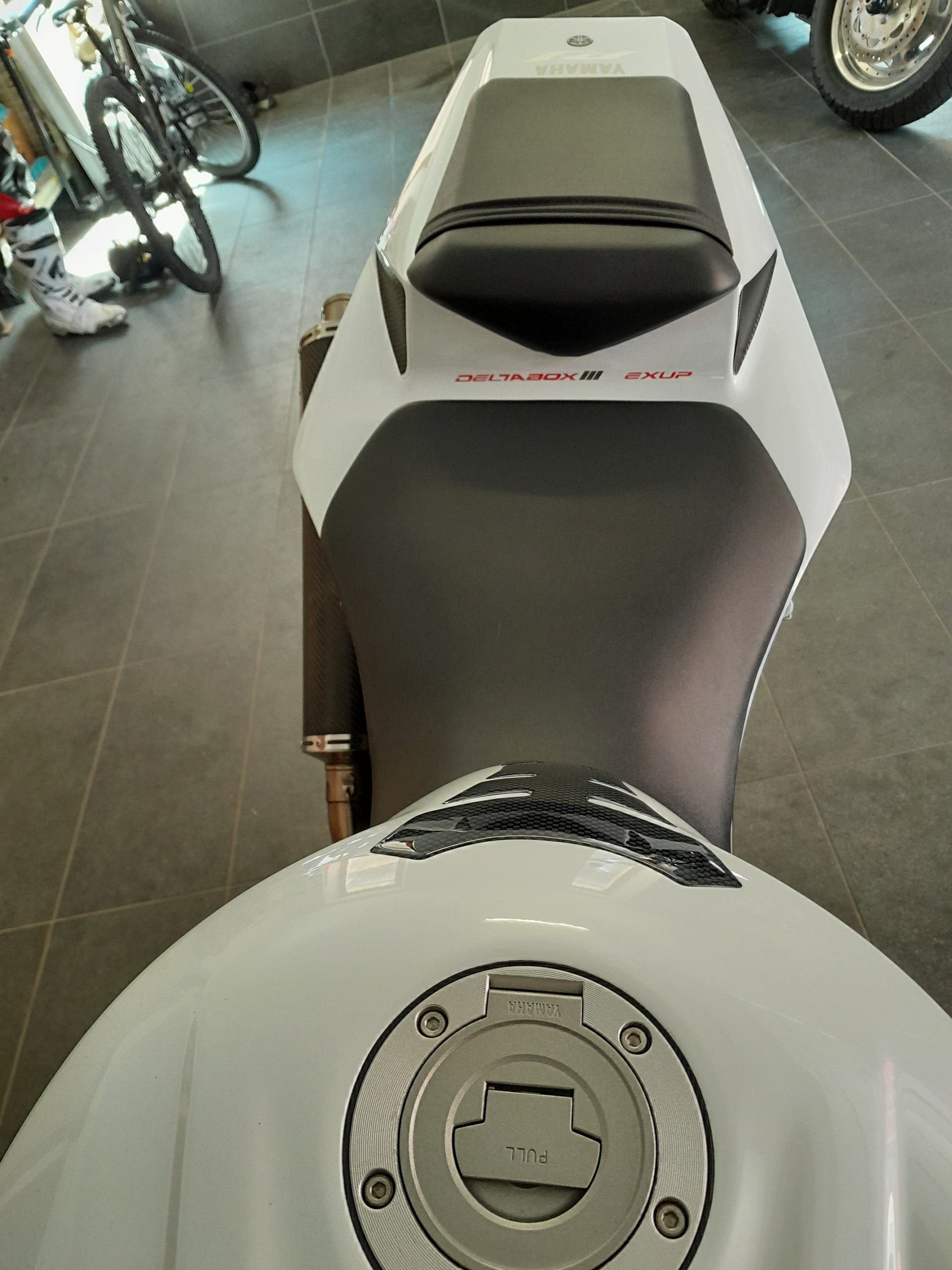 YAMAHA YZF-R1-image-5