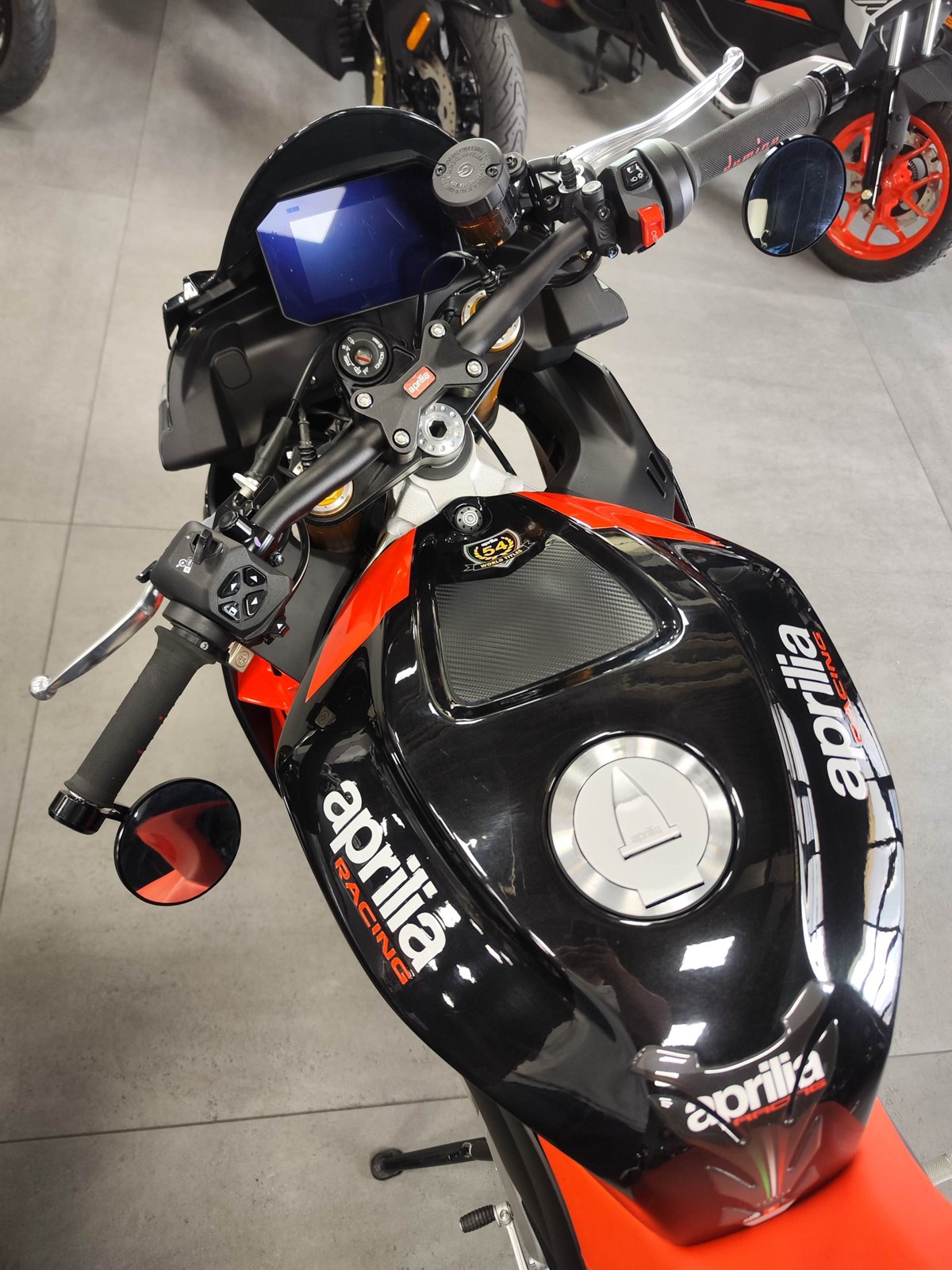 APRILIA Tuono V4 1100 Factory-image-9