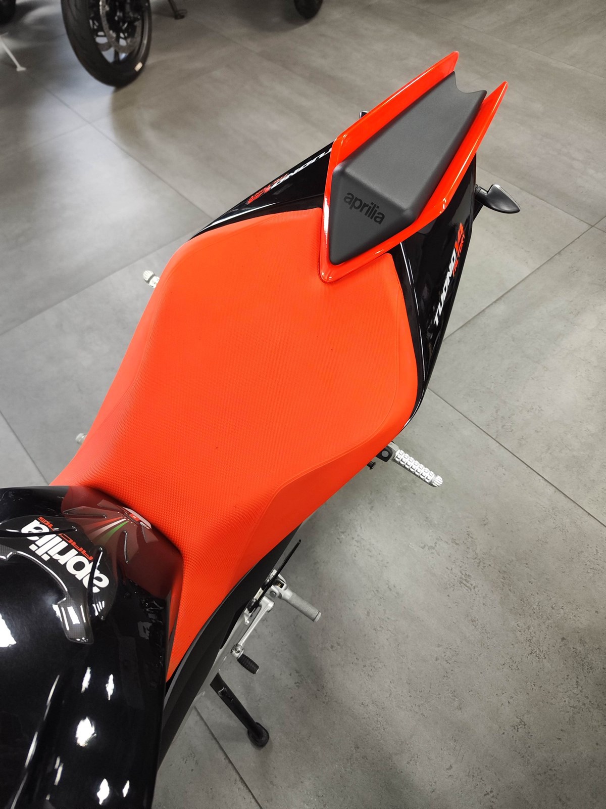 APRILIA Tuono V4 1100 Factory-image-8