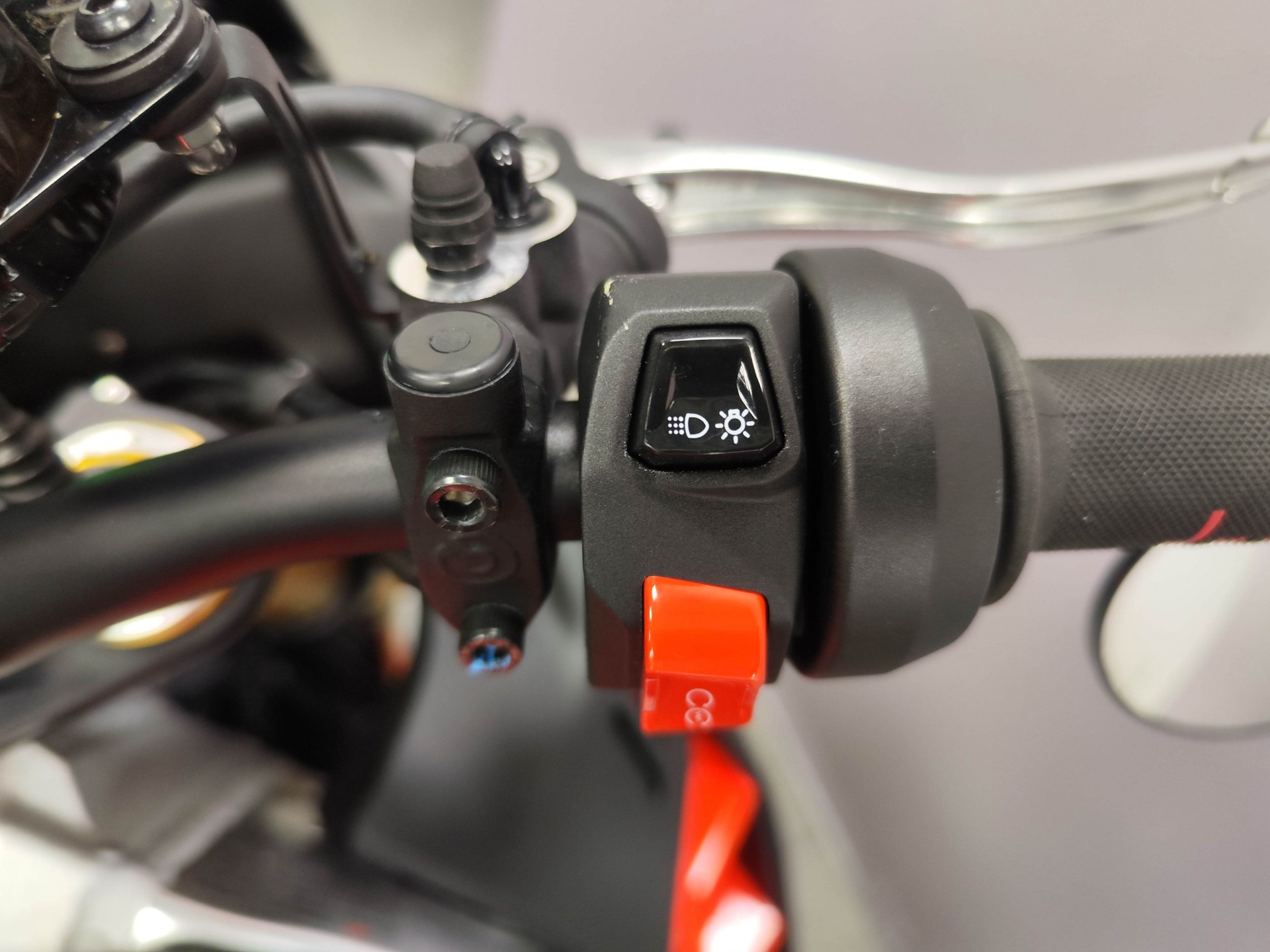APRILIA Tuono V4 1100 Factory-image-7