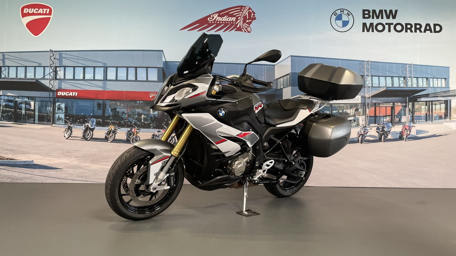 BMW S 1000 XR avec bagagerie-showroom-element-2