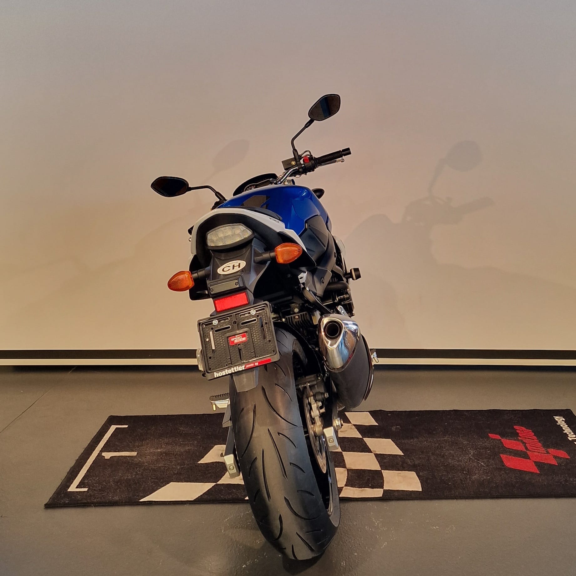 SUZUKI GSR 750 ABS Frisch ab Service und MFK-showroom-element-3