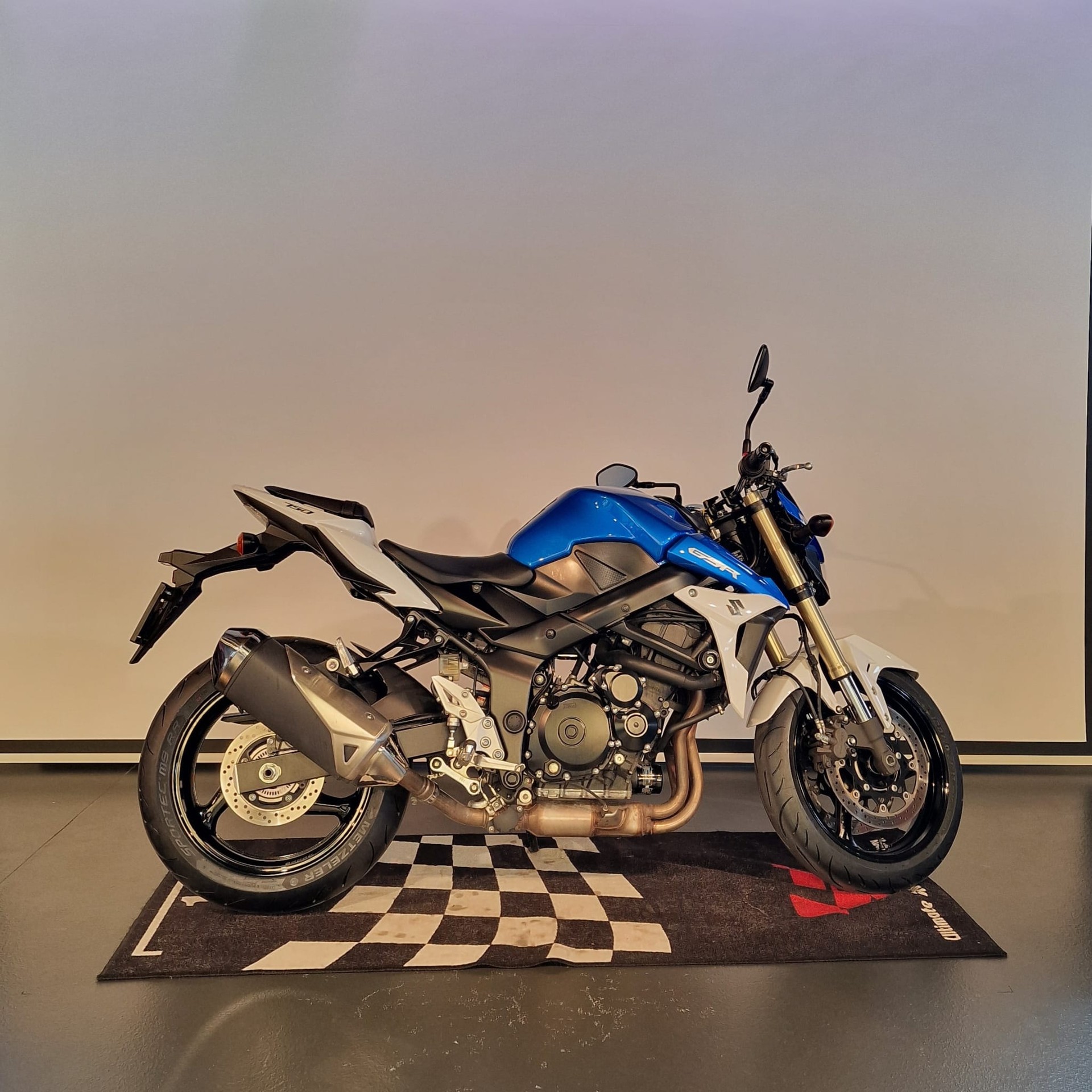 SUZUKI GSR 750 ABS Frisch ab Service und MFK-showroom-element-1