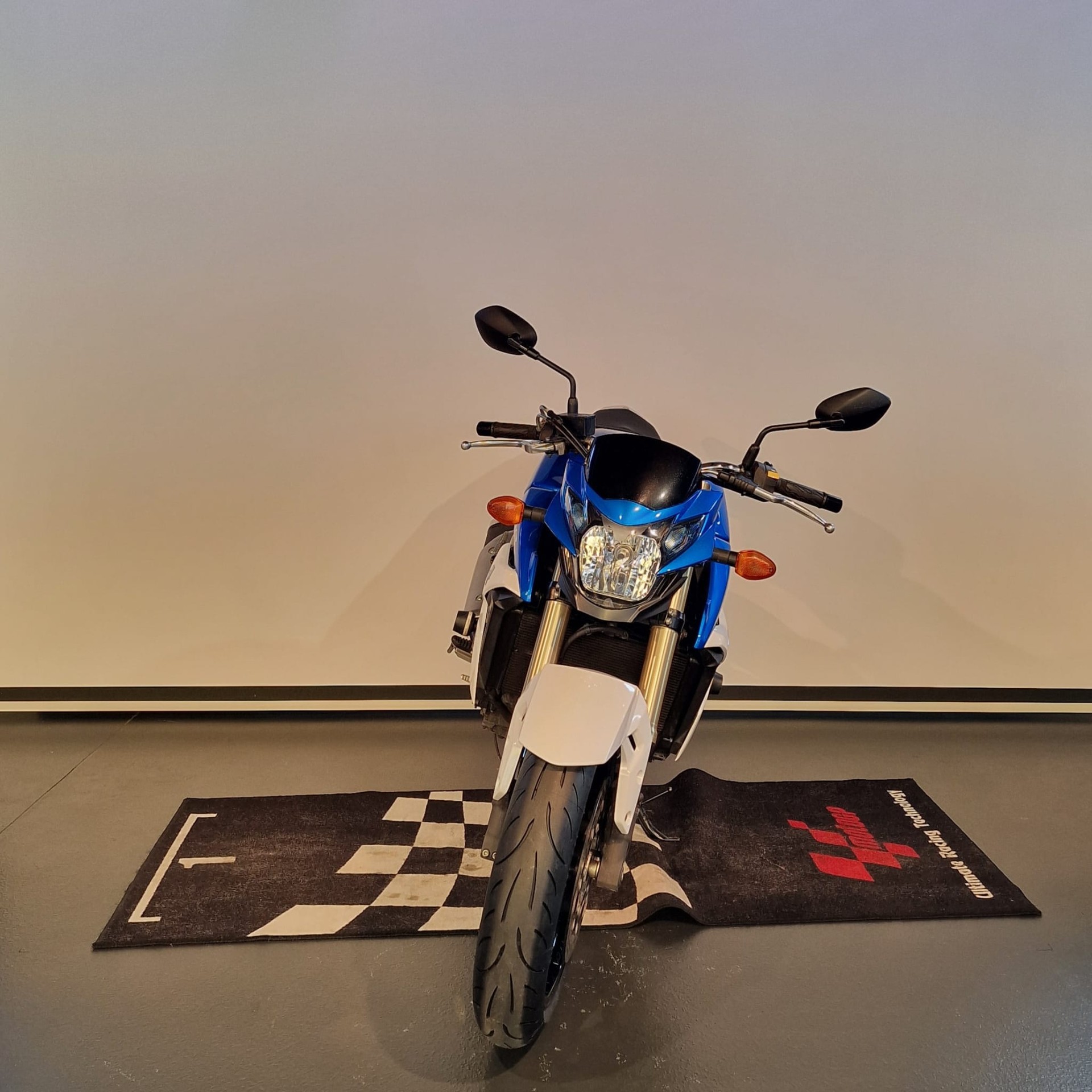SUZUKI GSR 750 ABS Frisch ab Service und MFK-showroom-element-2