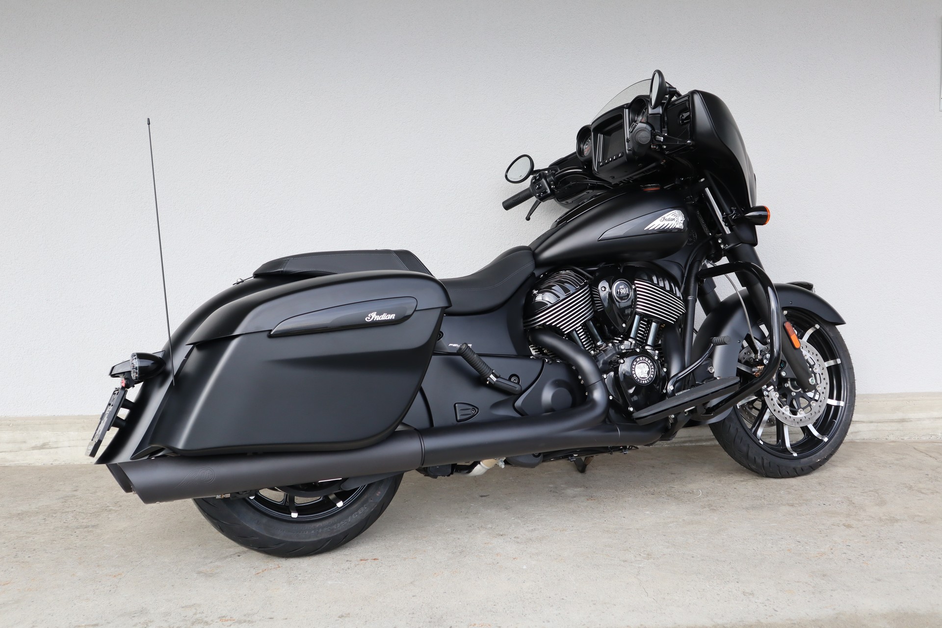 INDIAN Chieftain Dark Horse 116 MY22-showroom-element-1