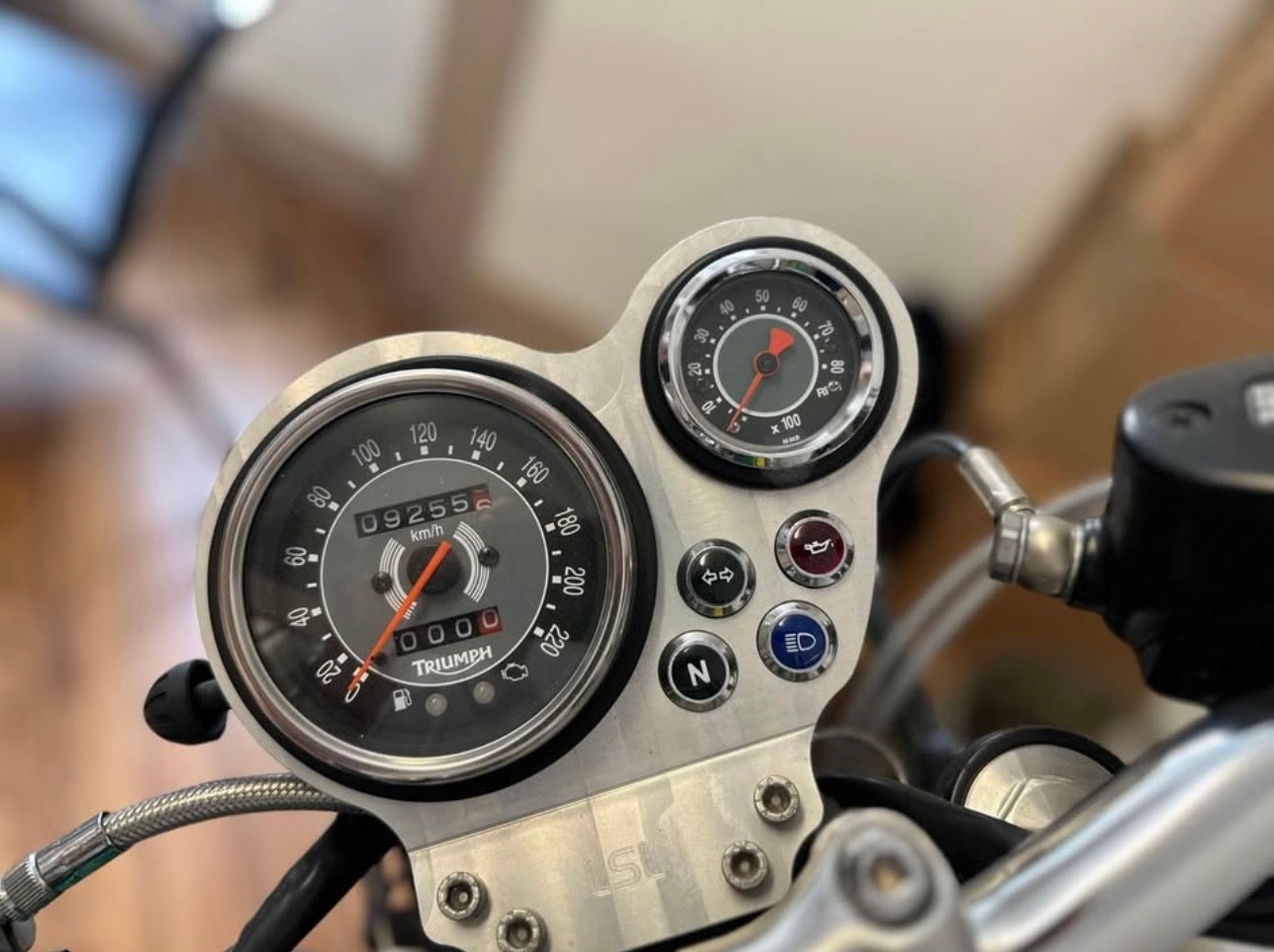 TRIUMPH Bonneville 900 i-image-2