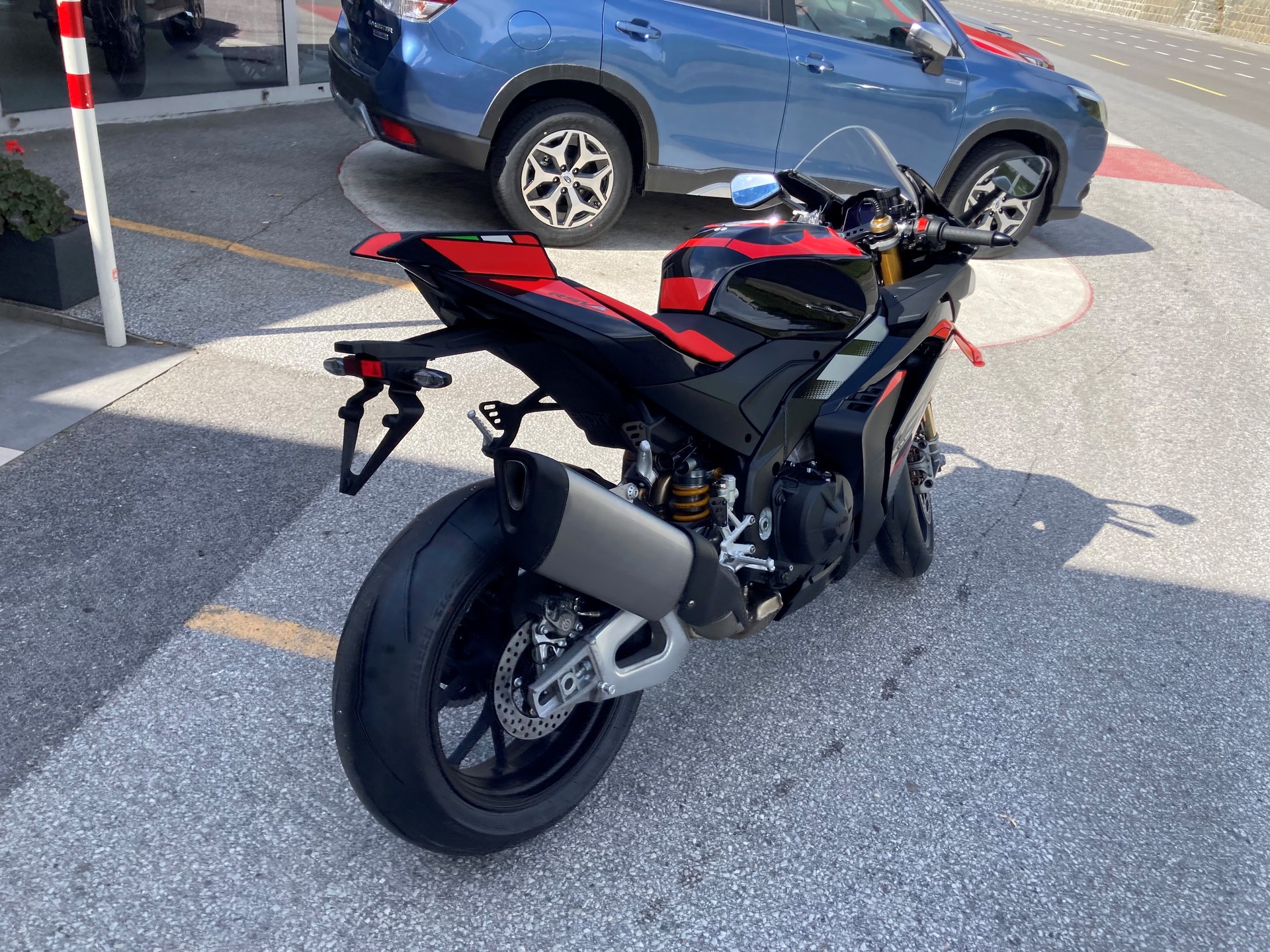 APRILIA RSV4 1100 E5+ Factory-showroom-element-2