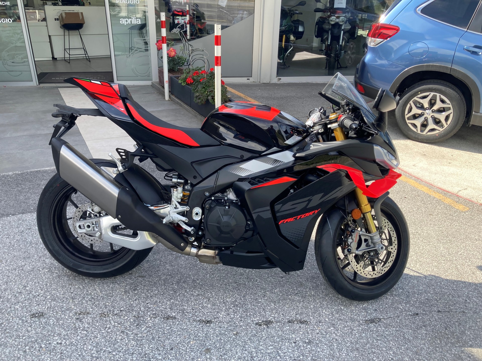 APRILIA RSV4 1100 E5+ Factory-showroom-element-1