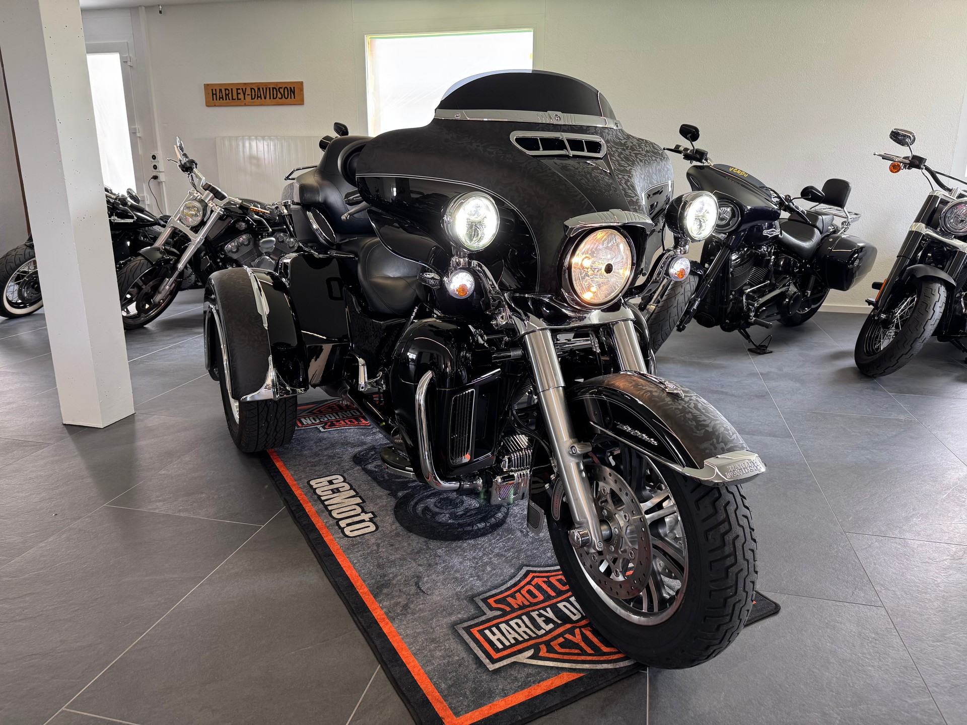 HARLEY-DAVIDSON FLHTCUTG Tri Glide Ultra-showroom-element-2