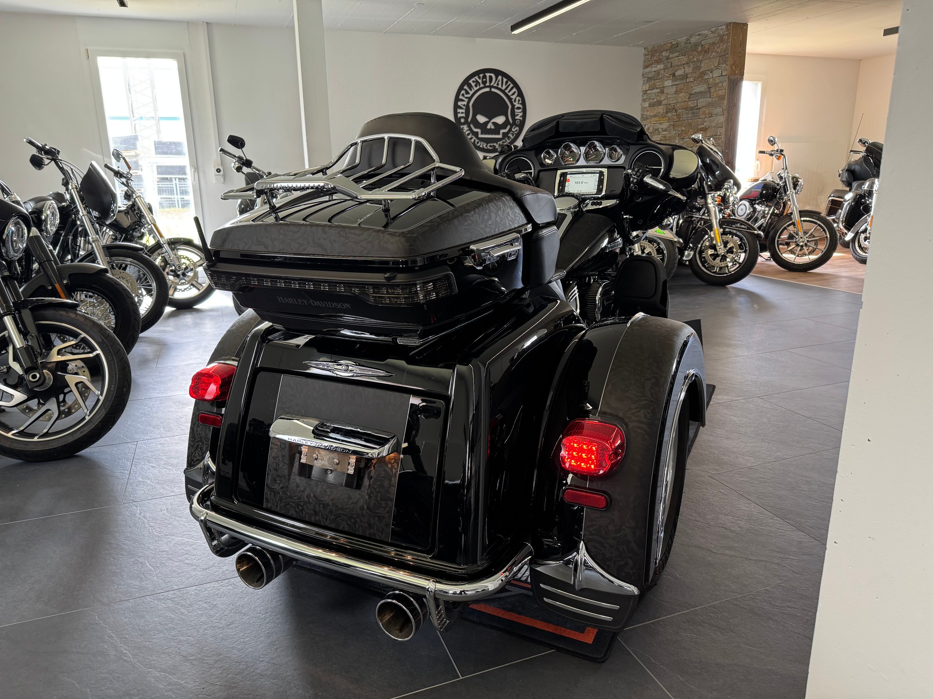 HARLEY-DAVIDSON FLHTCUTG Tri Glide Ultra-showroom-element-1