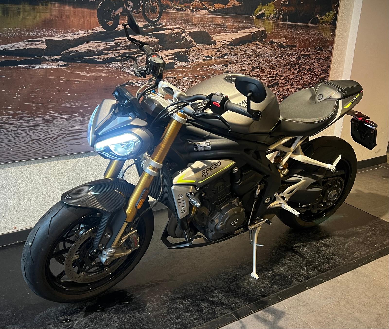 TRIUMPH Speed Triple RS-showroom-element-2
