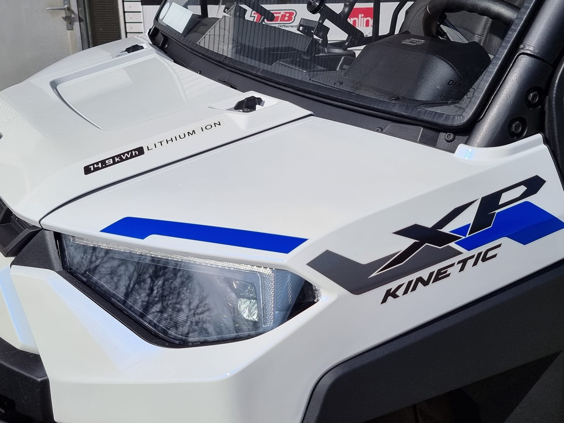 POLARIS EV Kinetic-showroom-element-3