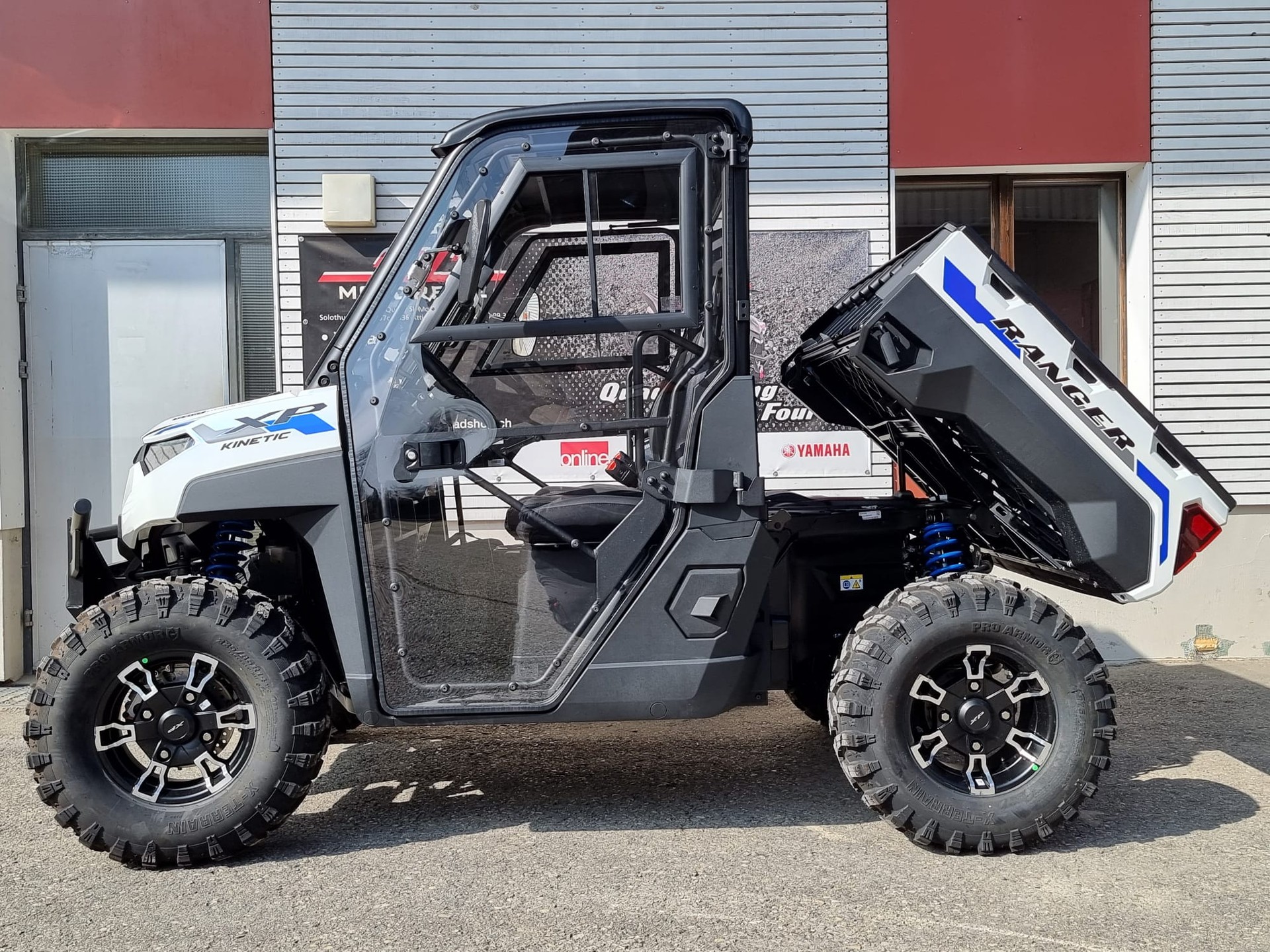 POLARIS EV Kinetic-showroom-element-1