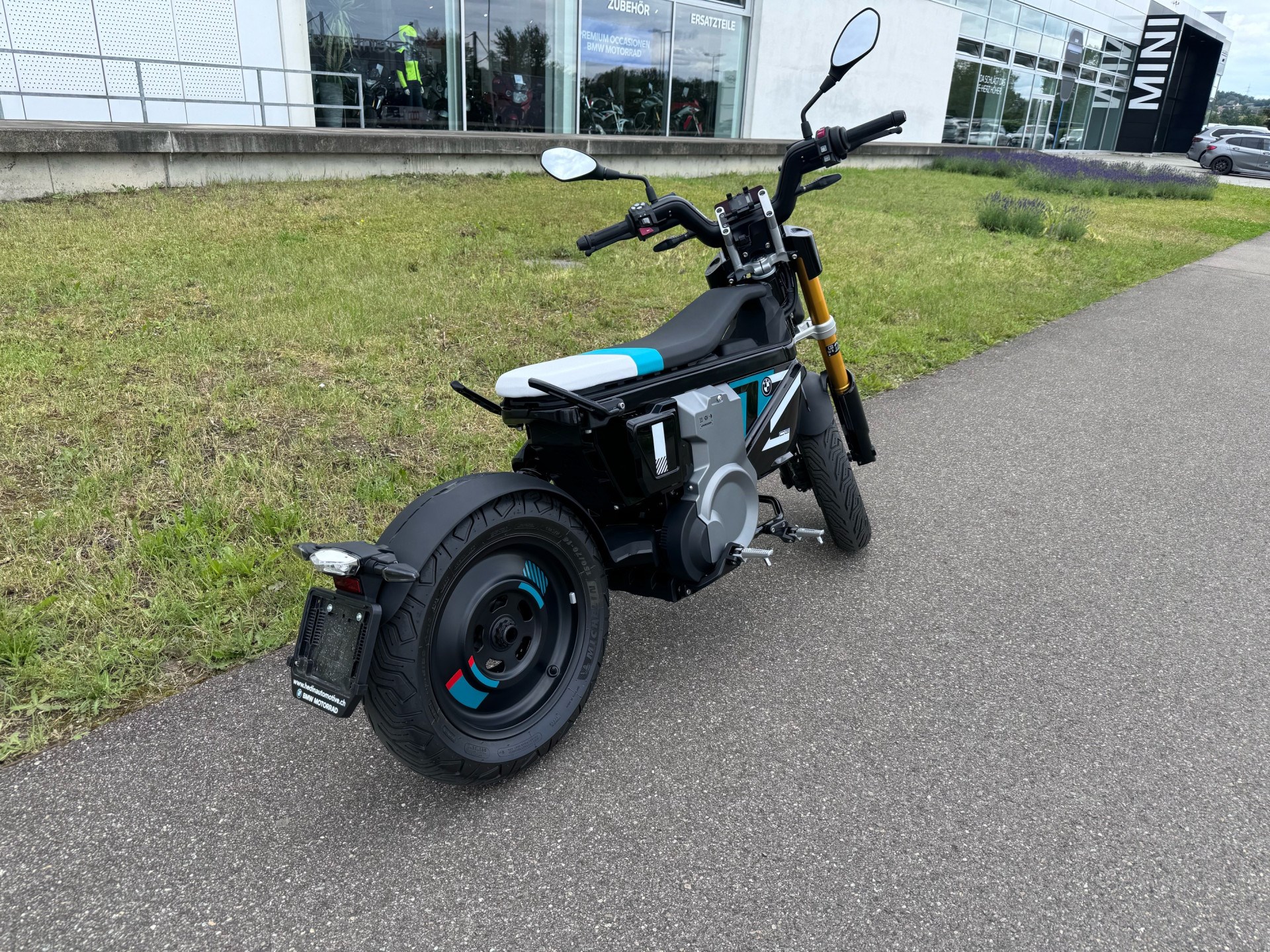 BMW CE 02 Highline-showroom-element-1