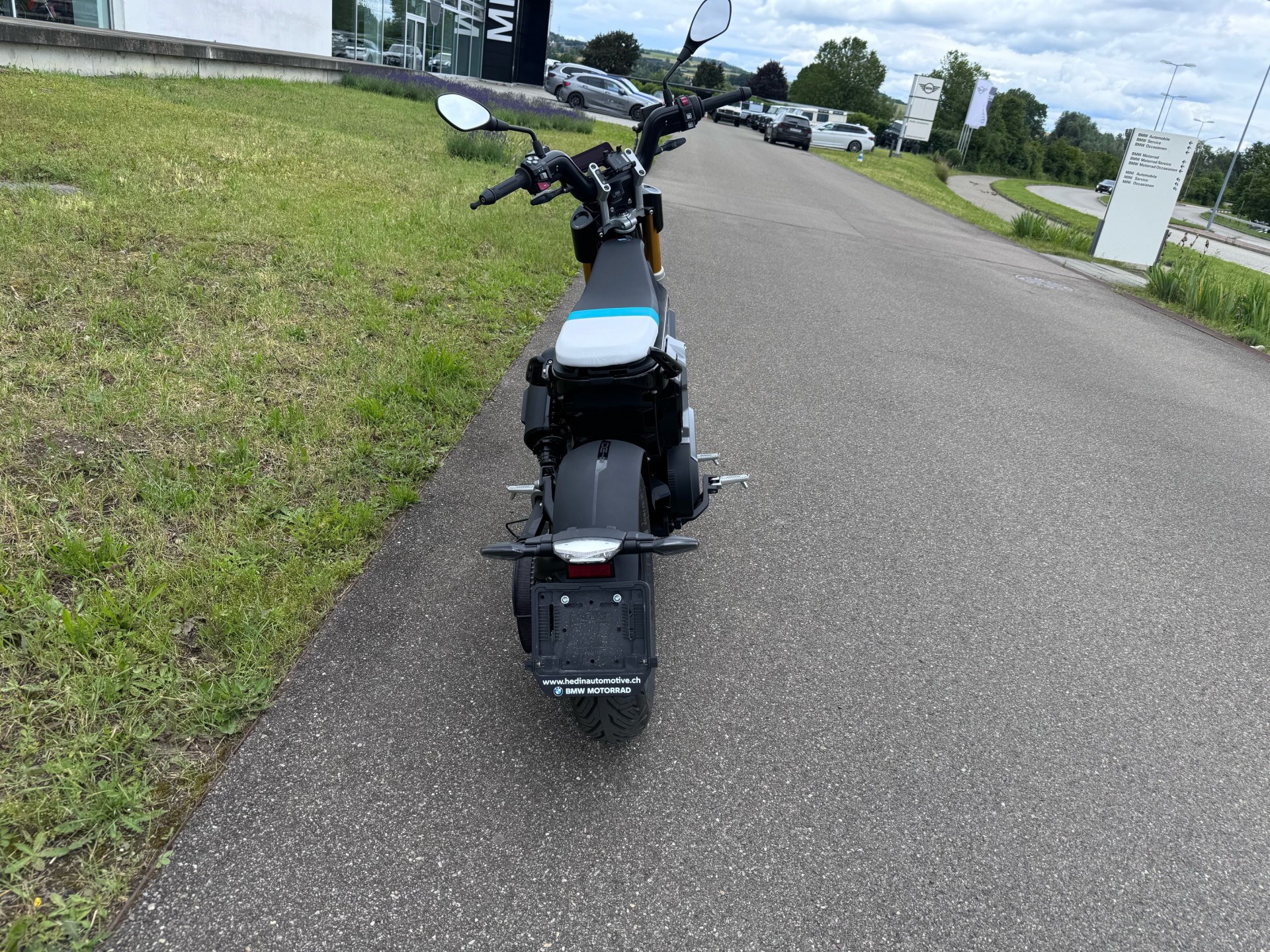 BMW CE 02 Highline-showroom-element-2