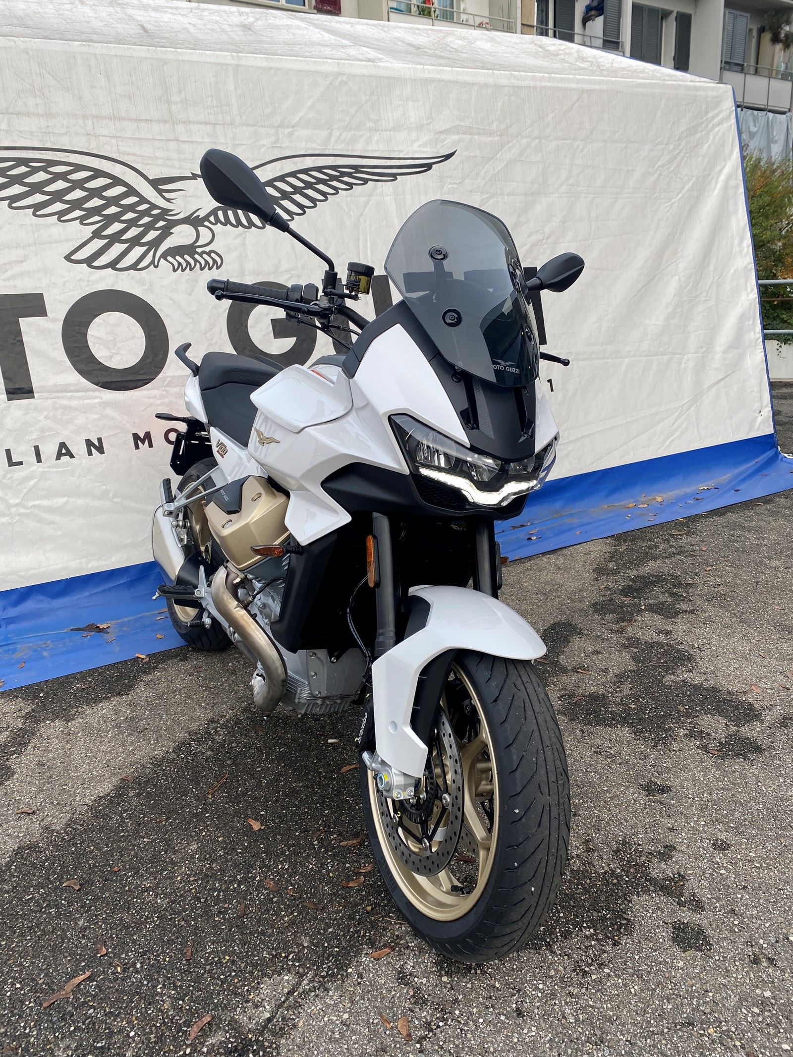 MOTO GUZZI V100 Mandello-showroom-element-3