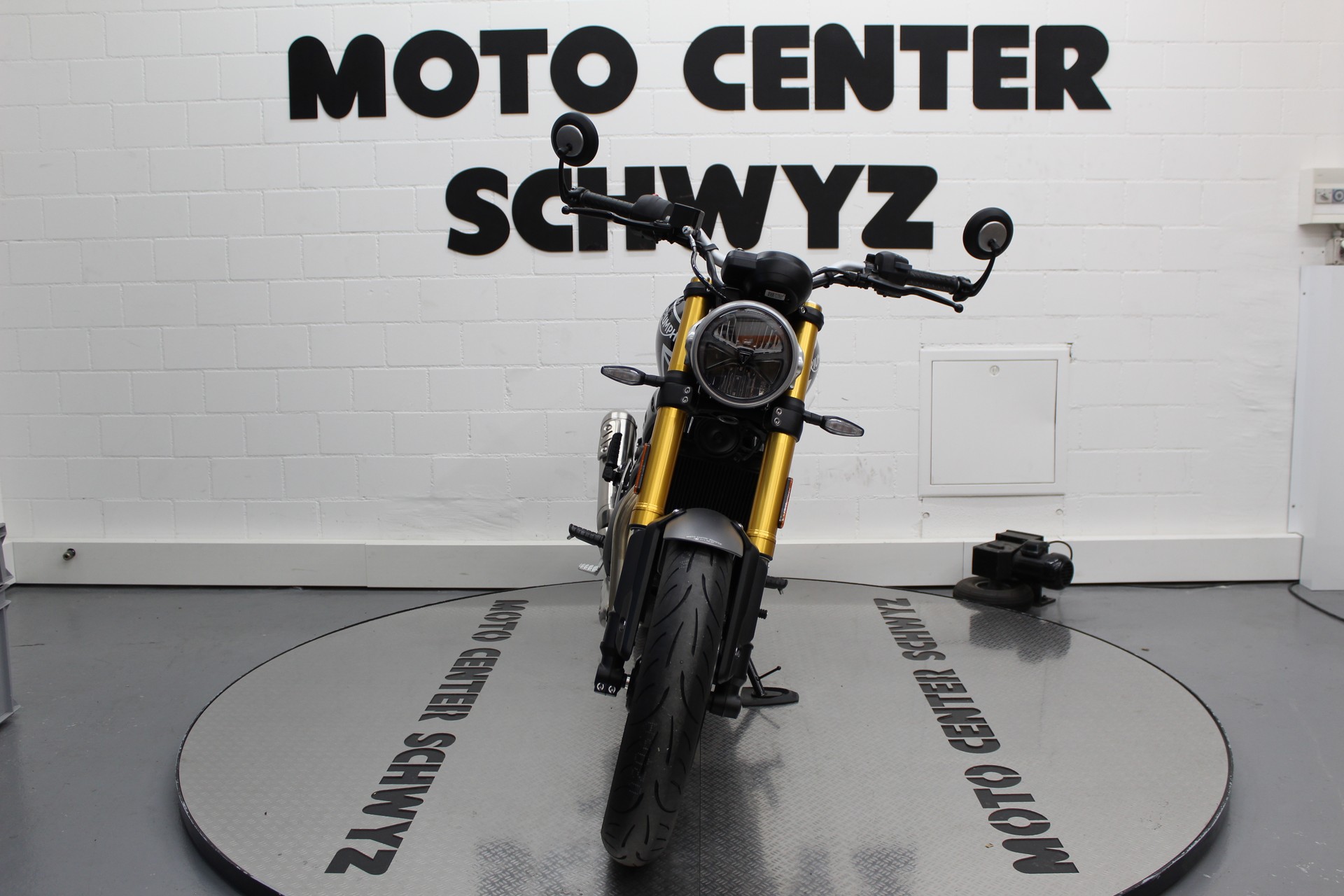 TRIUMPH Speed 400-showroom-element-2