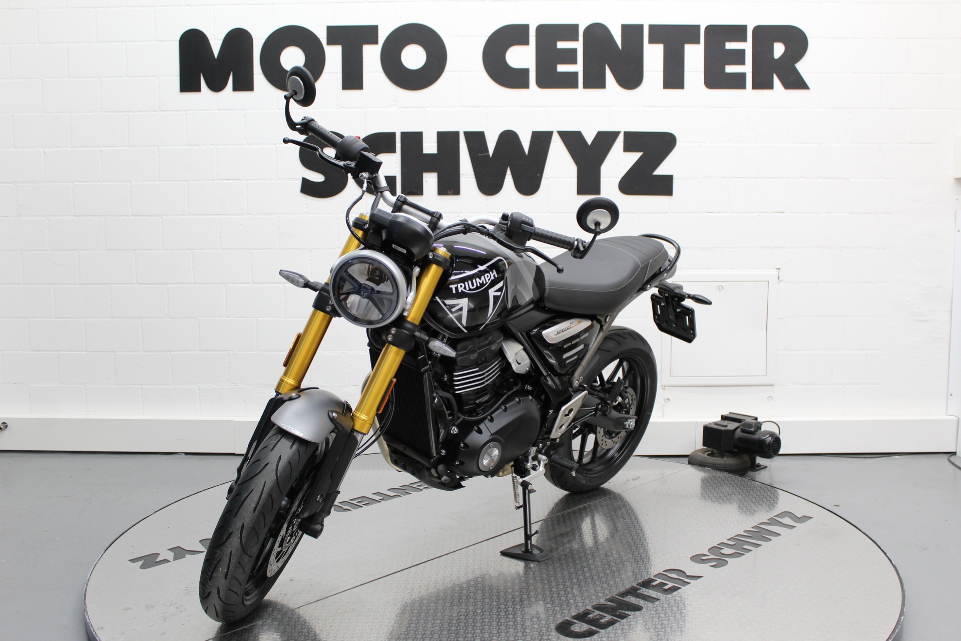 TRIUMPH Speed 400-showroom-element-3