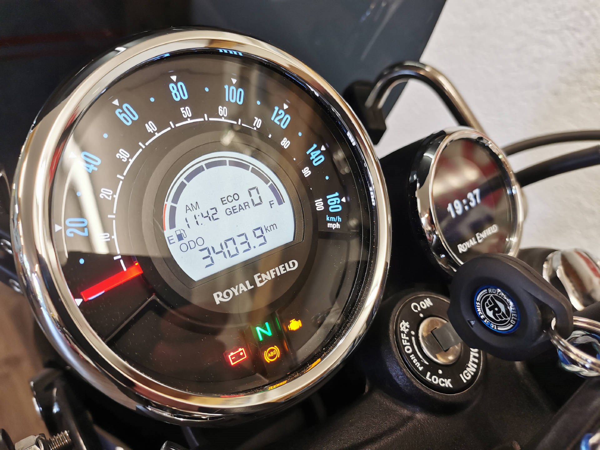 ROYAL ENFIELD METEOR STELLAR blue-showroom-element-3