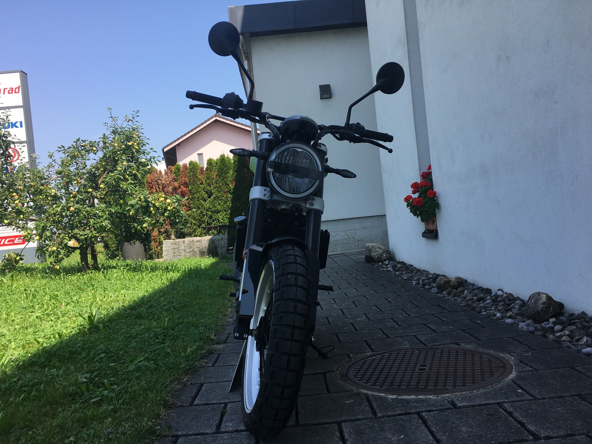 HUSQVARNA Svartpilen 401-showroom-element-1