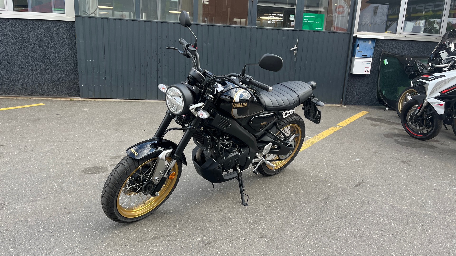 YAMAHA XSR 125 Legacy-showroom-element-2