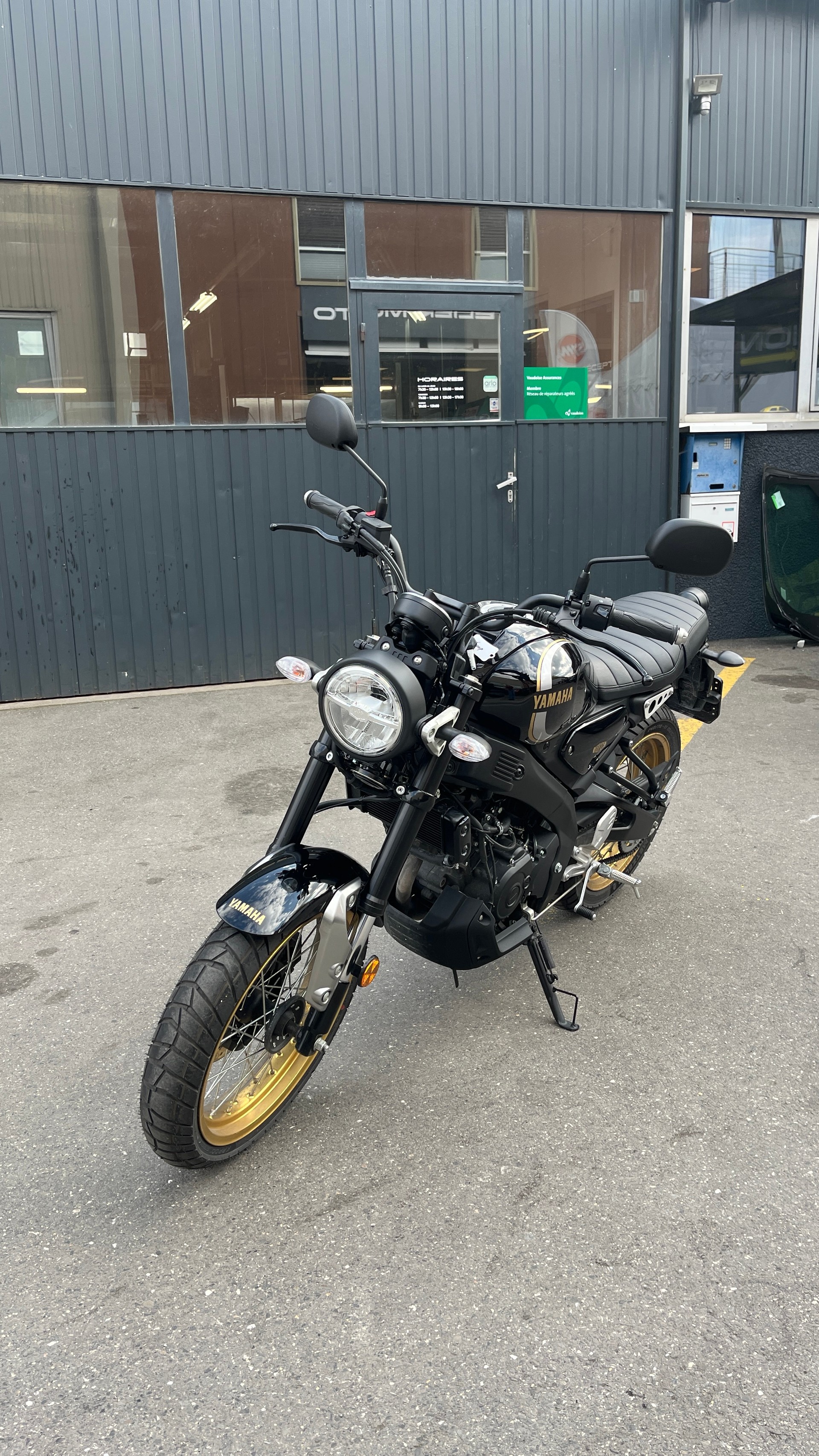 YAMAHA XSR 125 Legacy-showroom-element-1