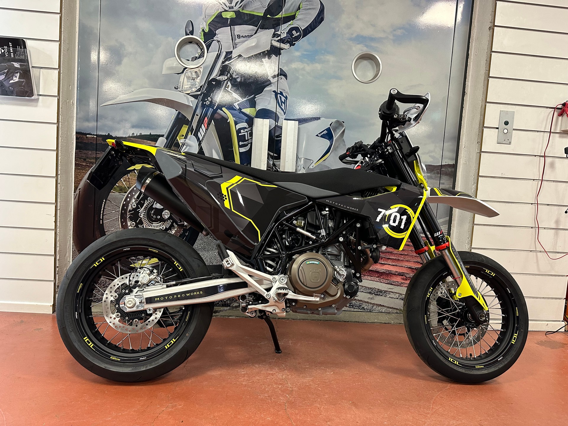 HUSQVARNA 701 Supermoto-showroom-element-2