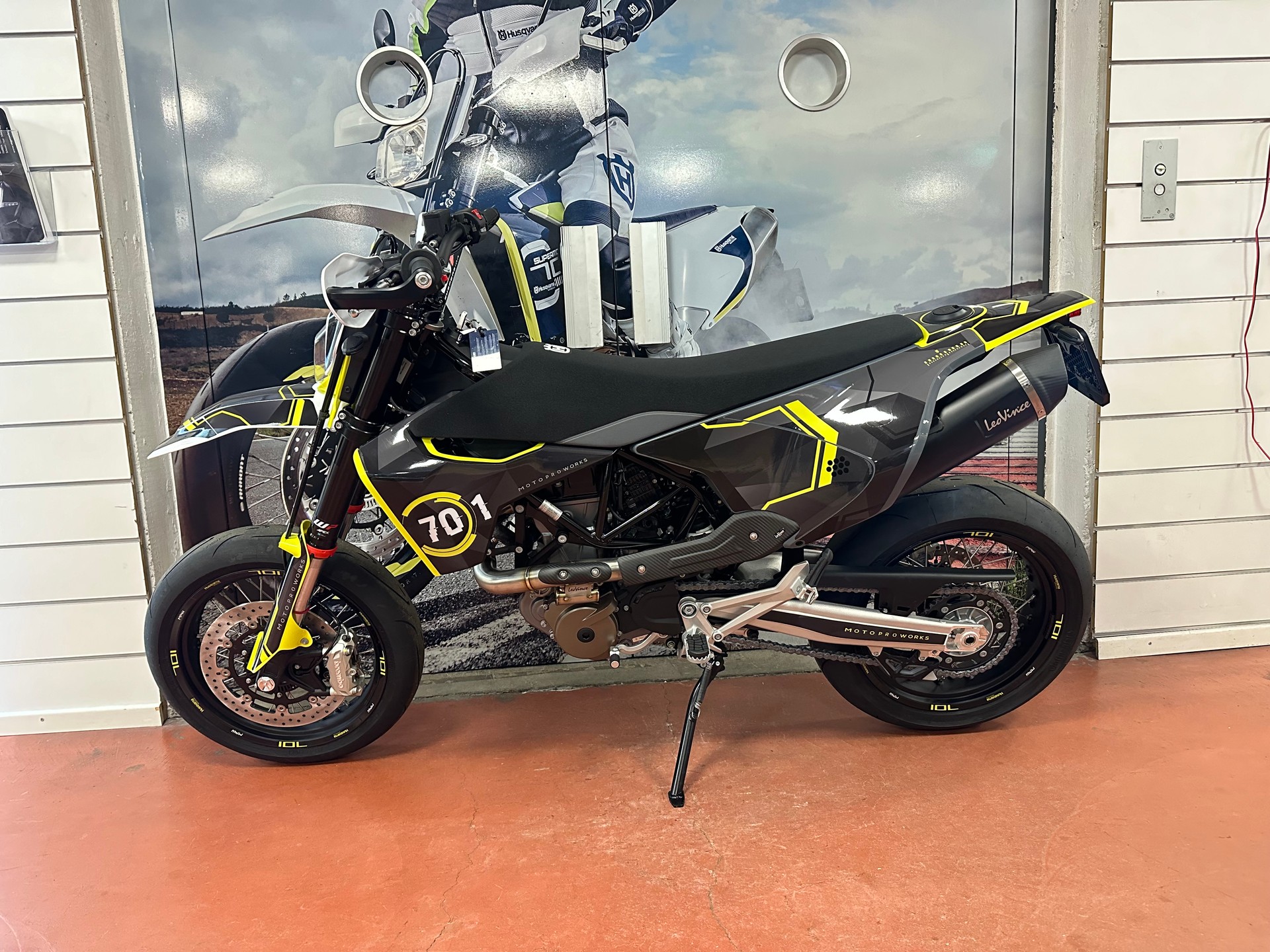 HUSQVARNA 701 Supermoto