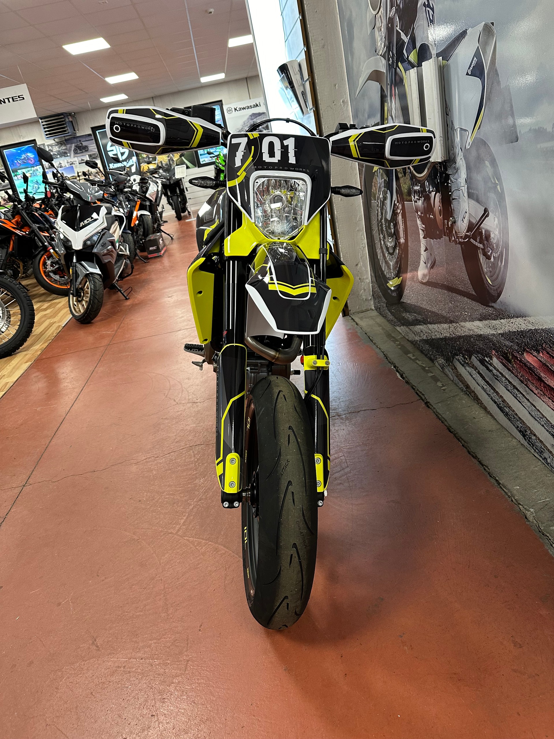 HUSQVARNA 701 Supermoto-showroom-element-1