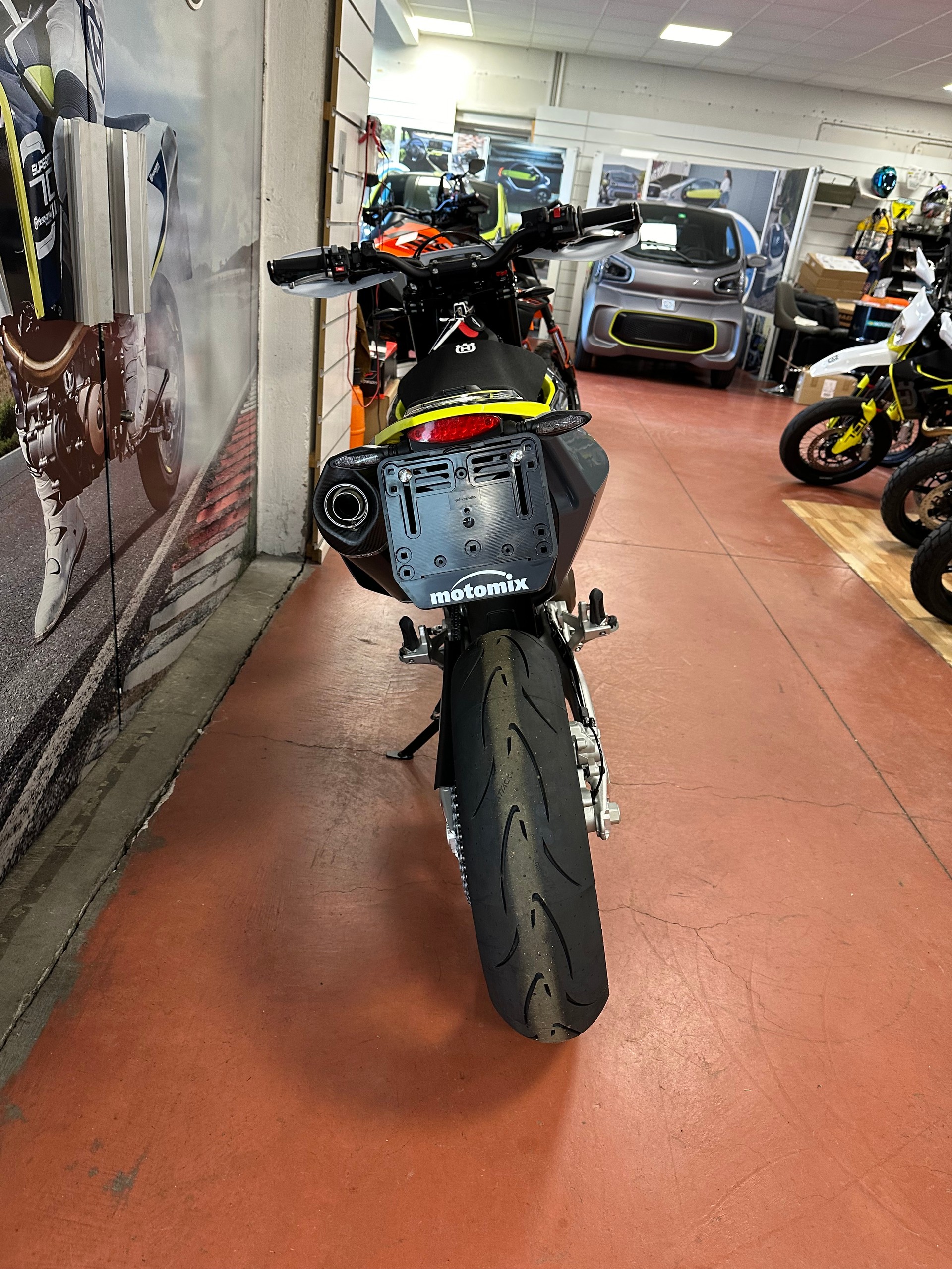 HUSQVARNA 701 Supermoto-showroom-element-3