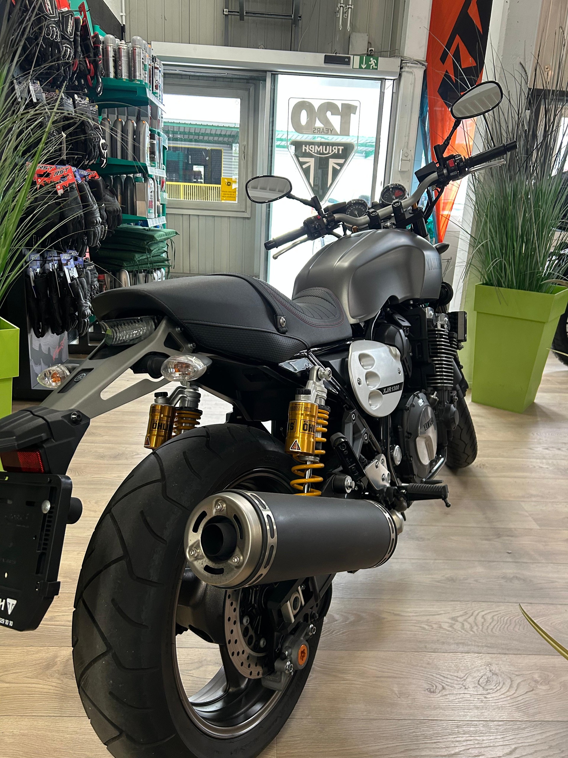 YAMAHA XJR 1300-showroom-element-1