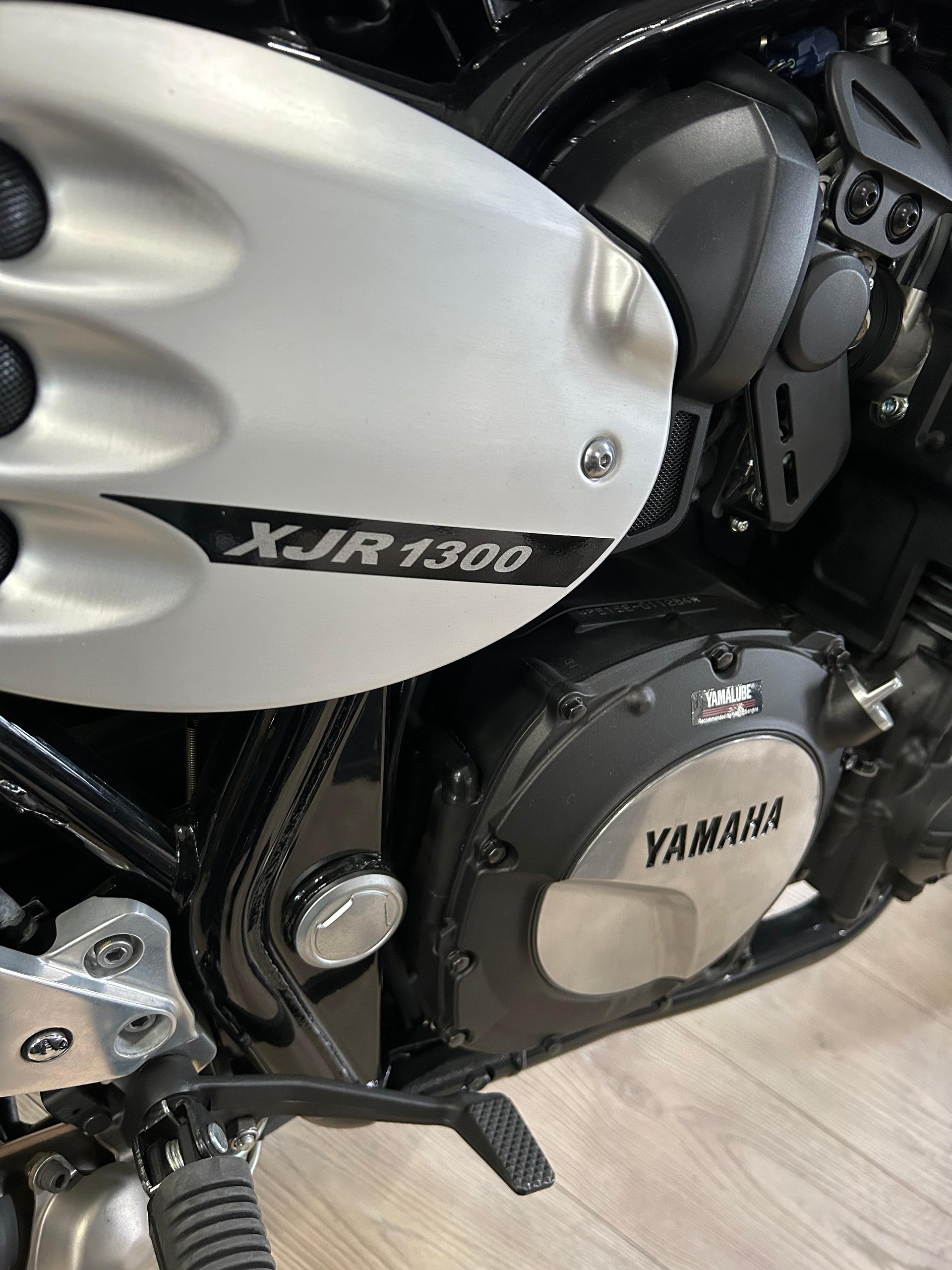 YAMAHA XJR 1300-showroom-element-2