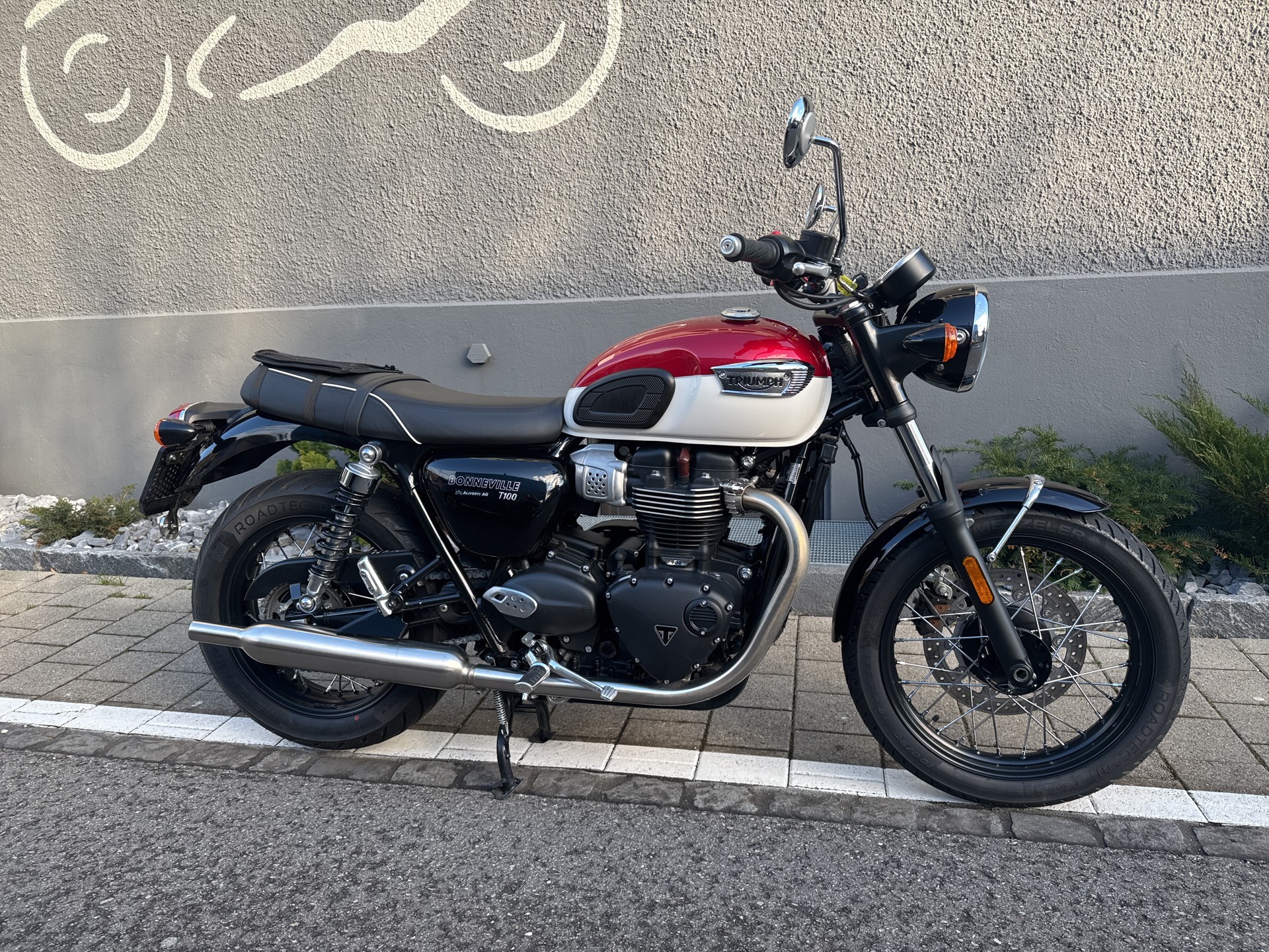 TRIUMPH Bonneville 900 T 100-showroom-element-1