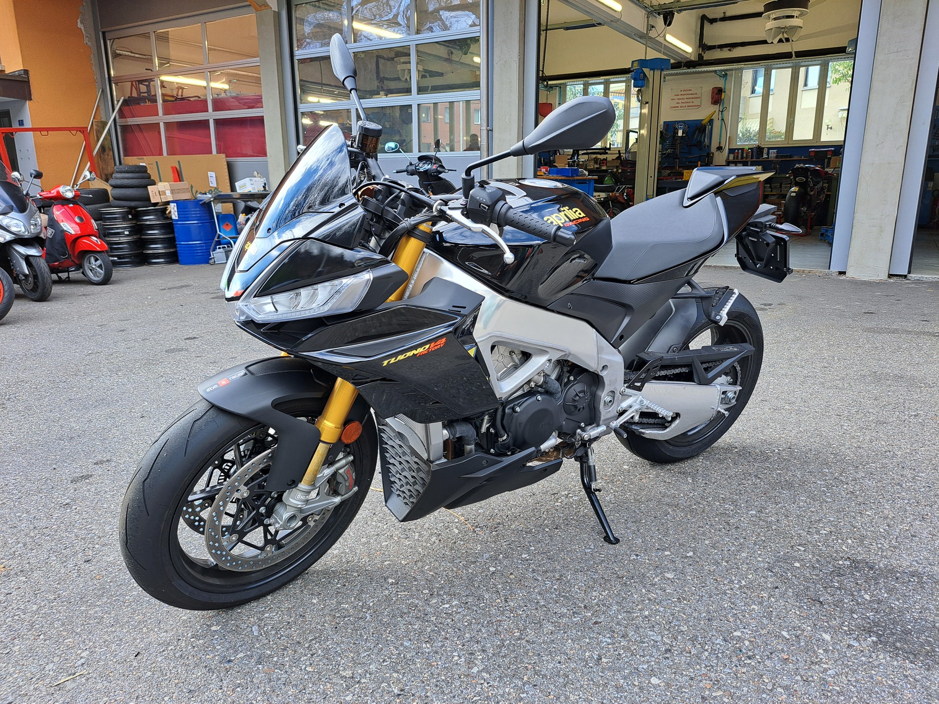 APRILIA Tuono V4 1100 Factory-showroom-element-1