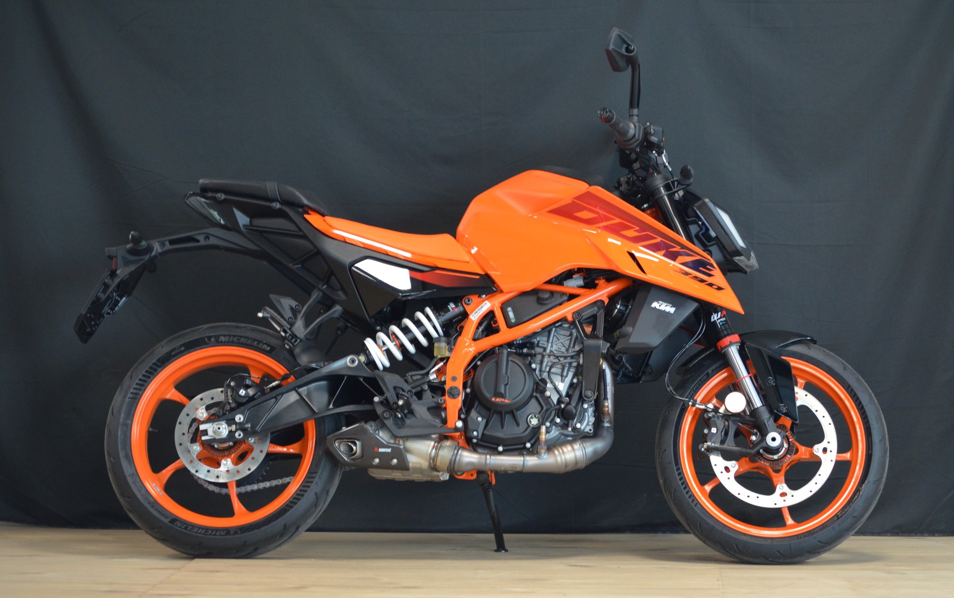 KTM 390 Duke-showroom-element-2