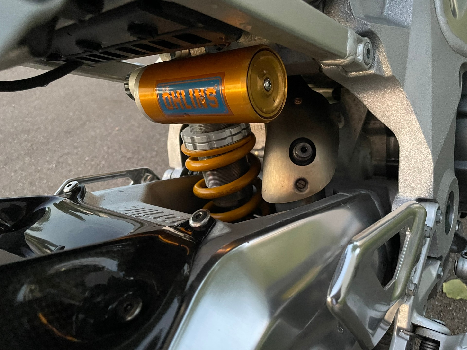 APRILIA Tuono 1000 R-image-11