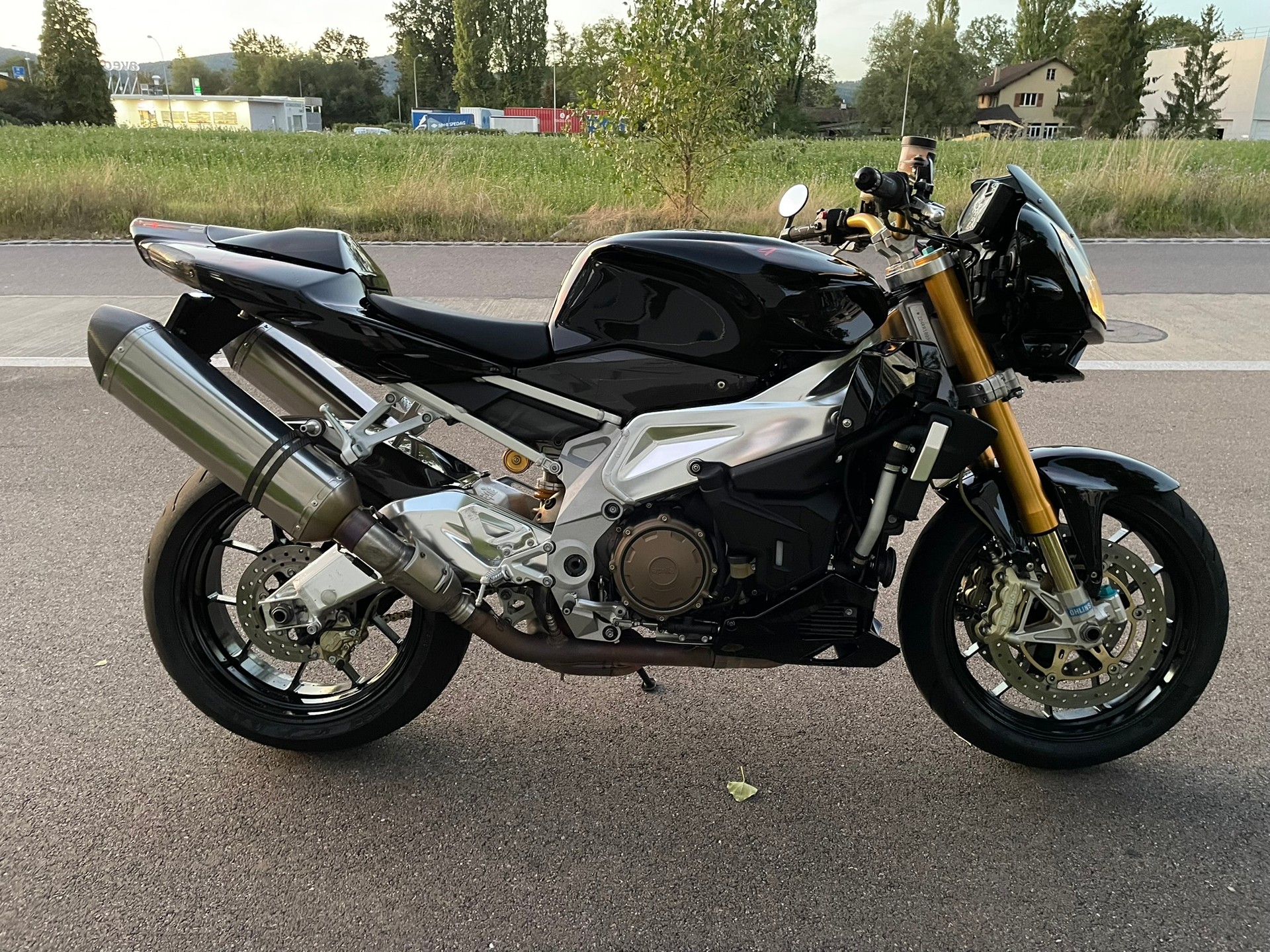 APRILIA Tuono 1000 R-image-1